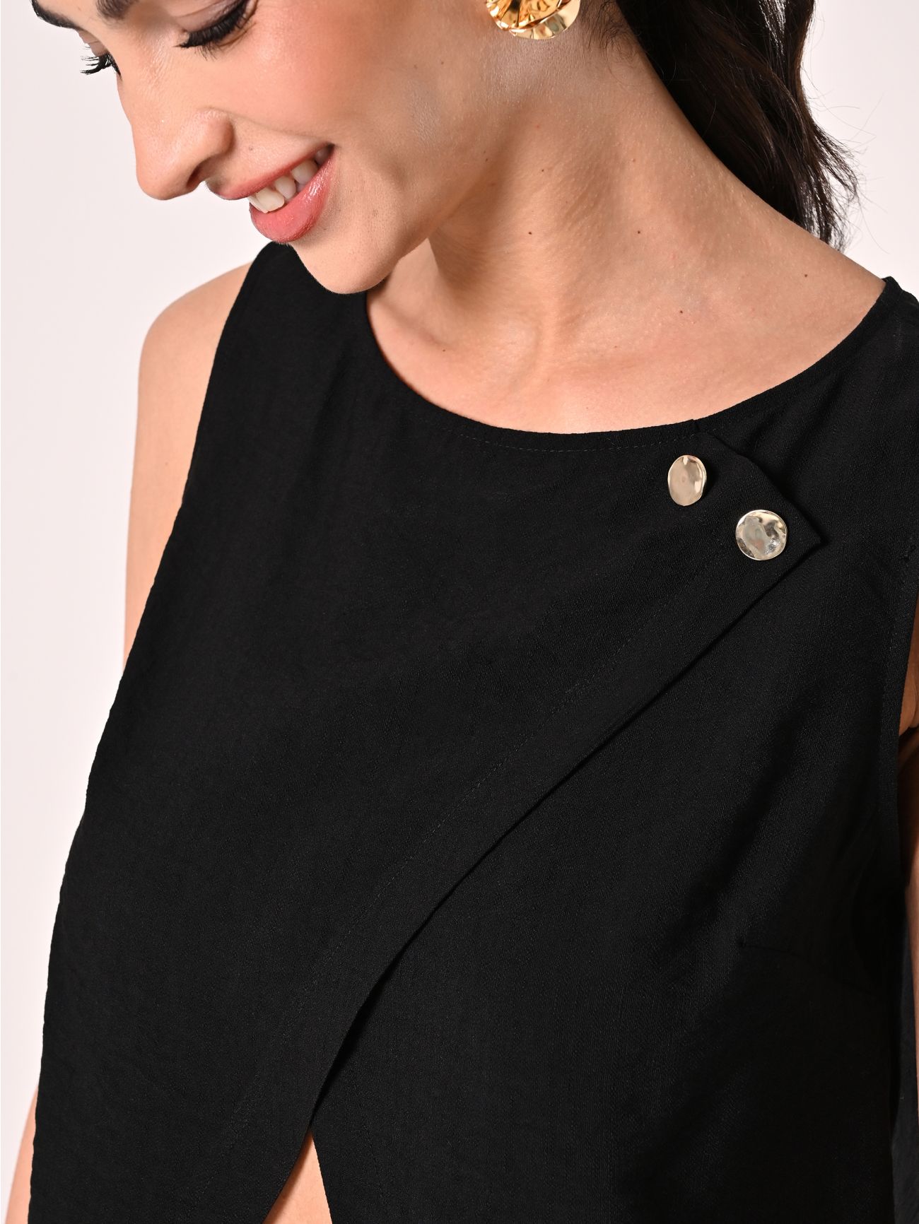 Crop-Top in Schwarz mit Schmuckknöpfen in_i5