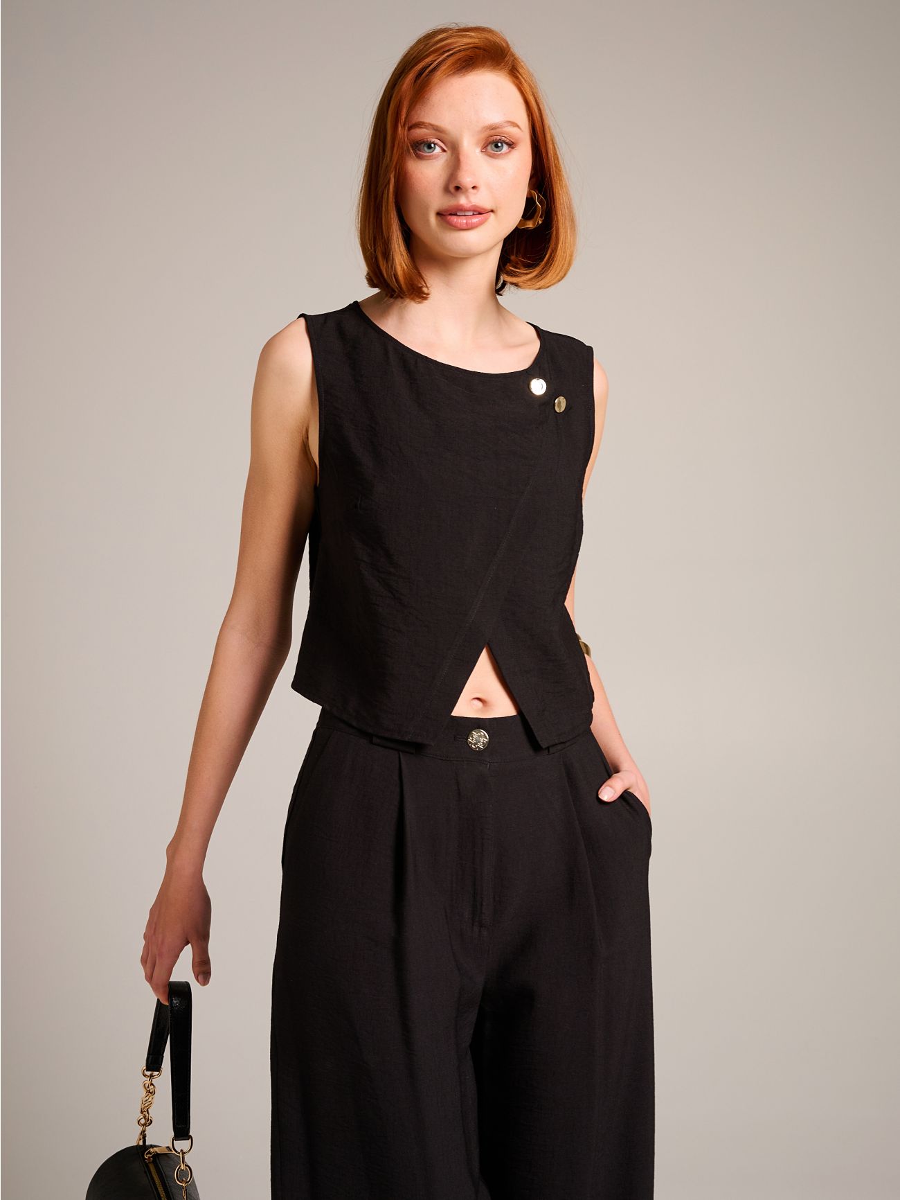 Crop-Top in Schwarz mit Schmuckknöpfen sp_e1