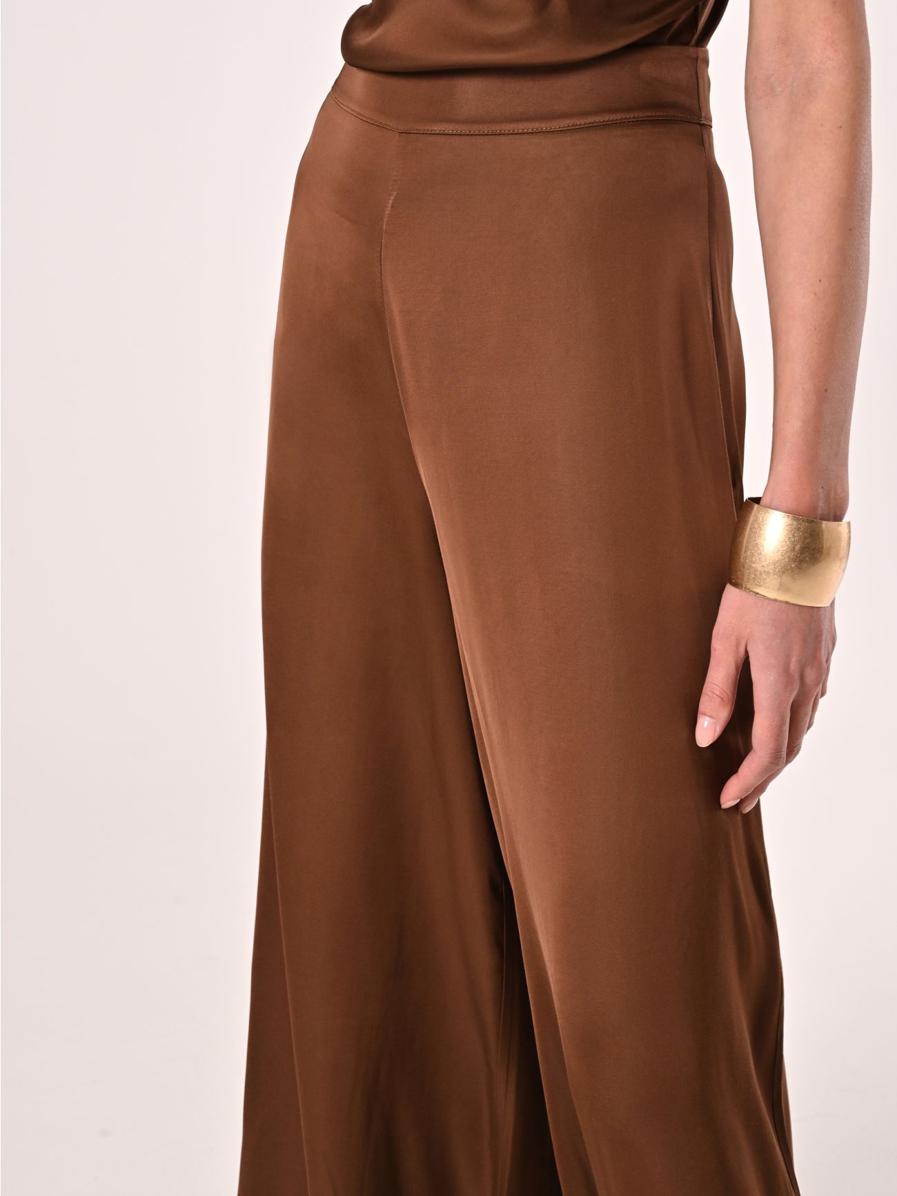 Hose aus Satin in Braun in_i5