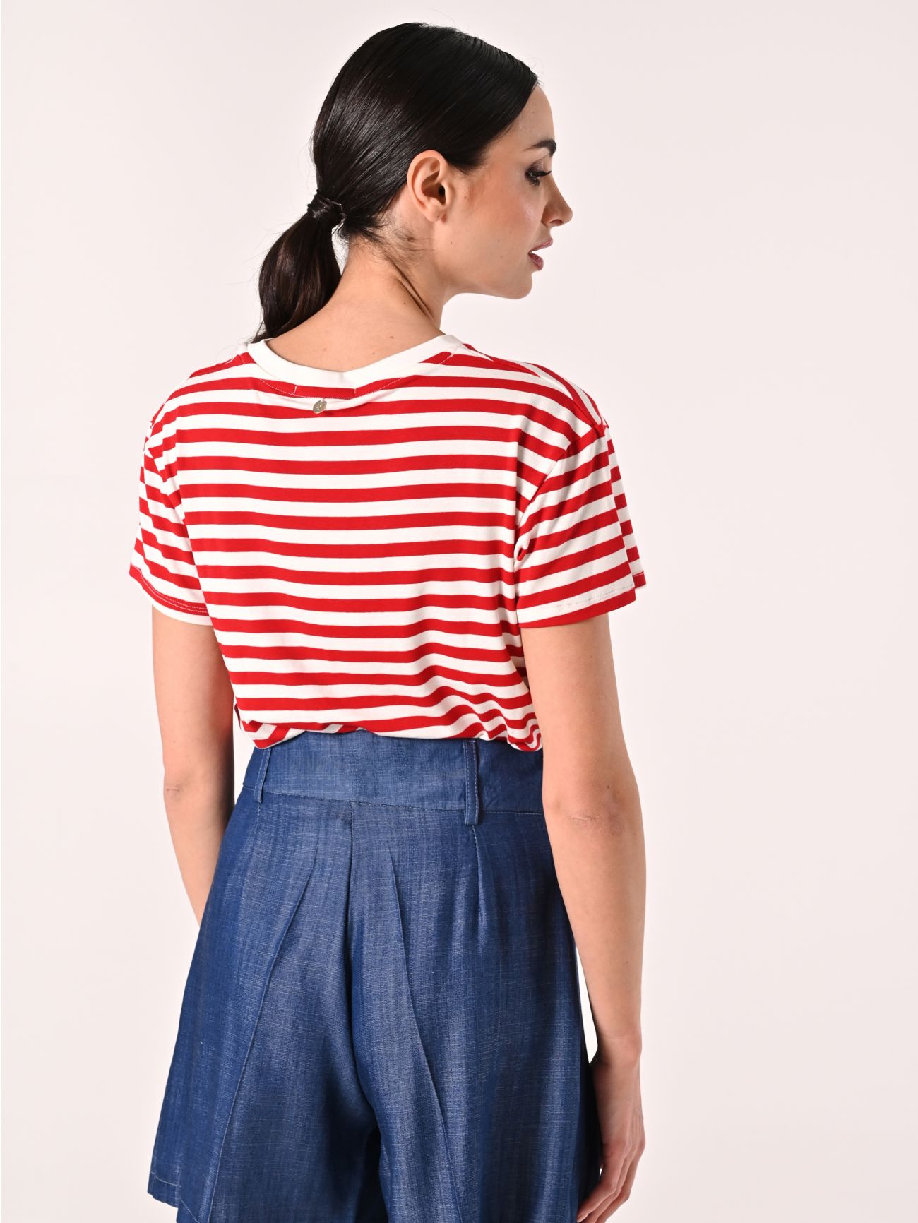 Camiseta de rayas marineras blancas y rojas det_3