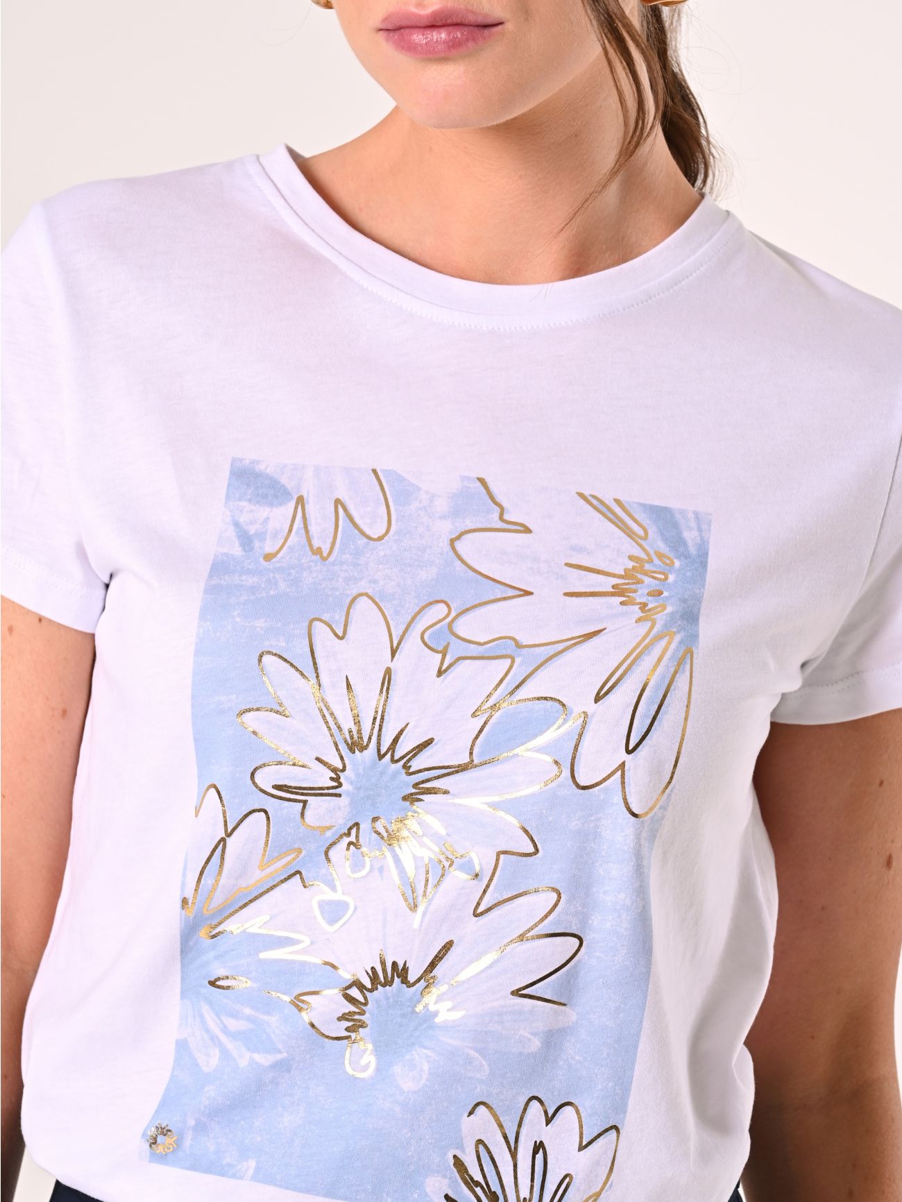 Cotton T-shirt with Light Blue & Gold Print in_i5