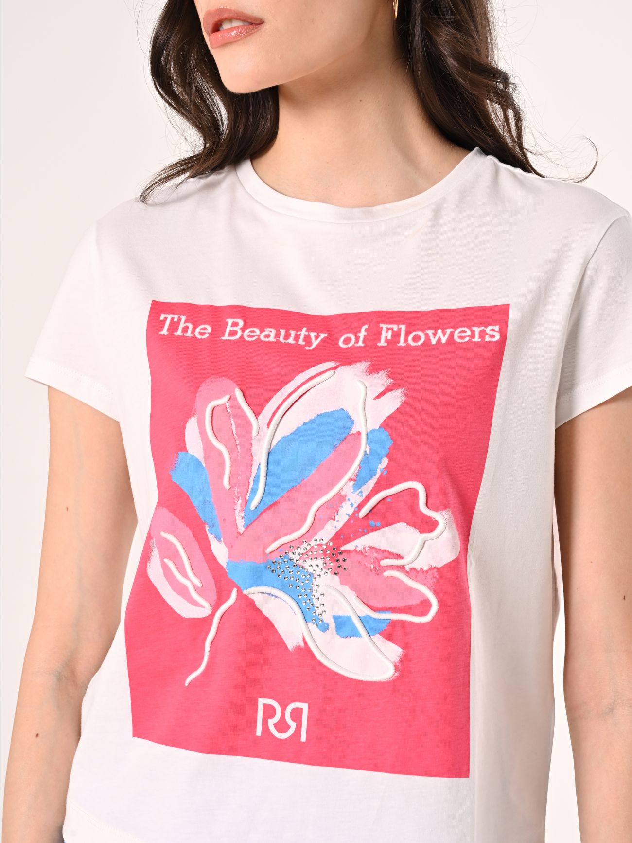 Bedrucktes T-Shirt mit erhabener Stickerei in_i5