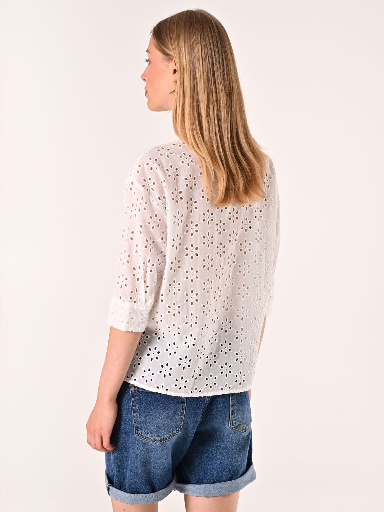 Bluse aus Lochstickerei in Weiß det_3