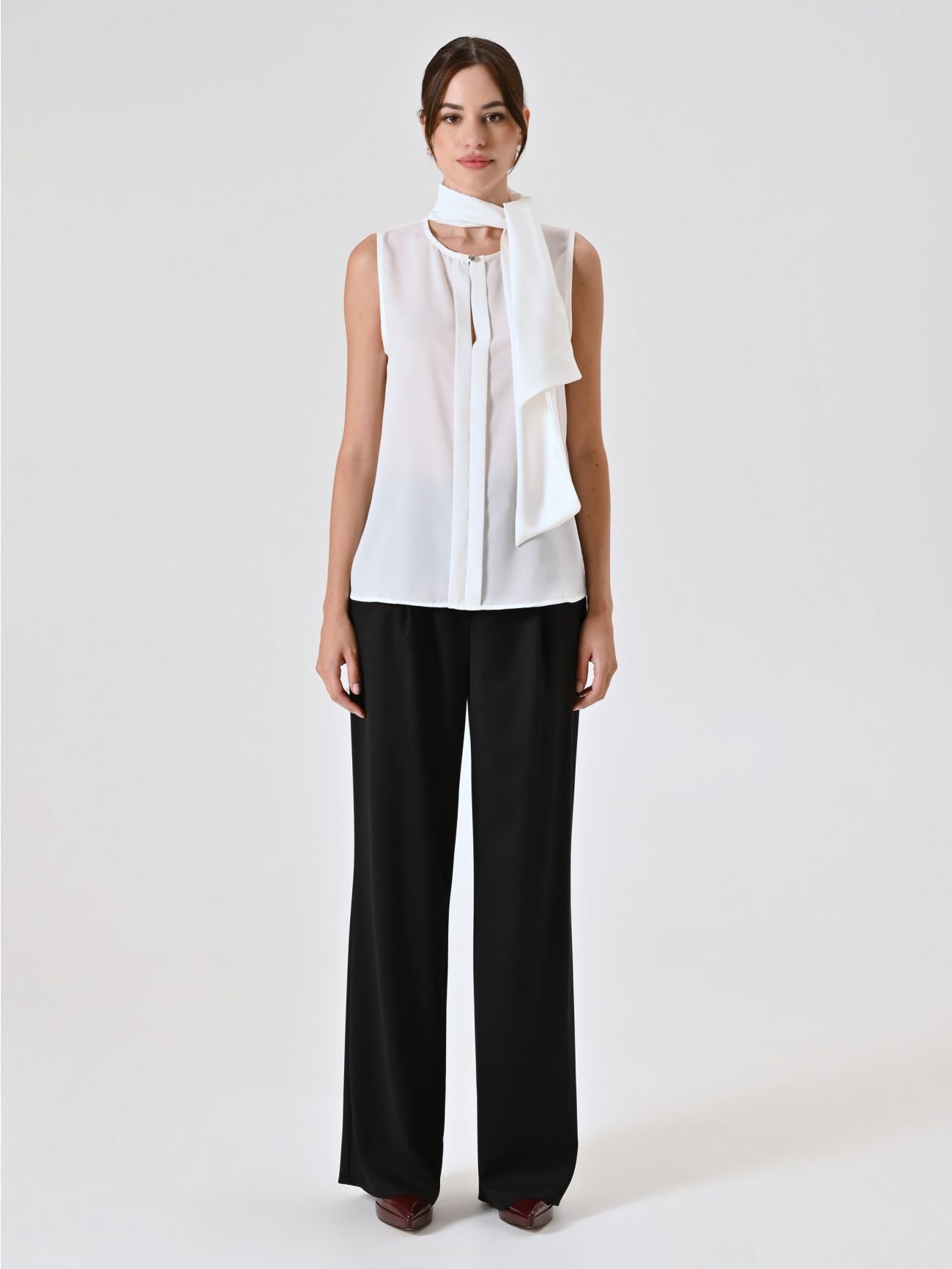 White Top with Bow and Sewn Pleats det_1