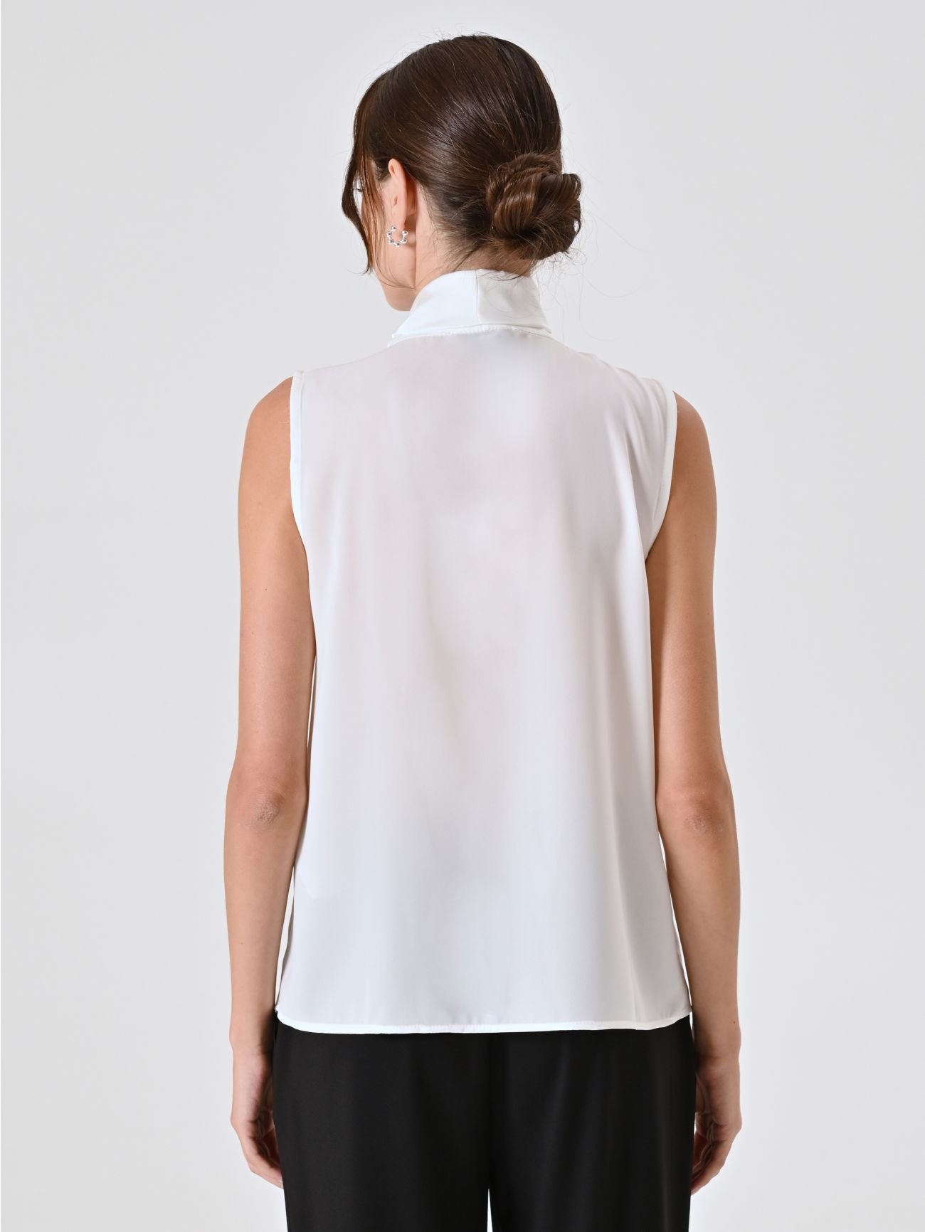 White Top with Bow and Sewn Pleats det_3