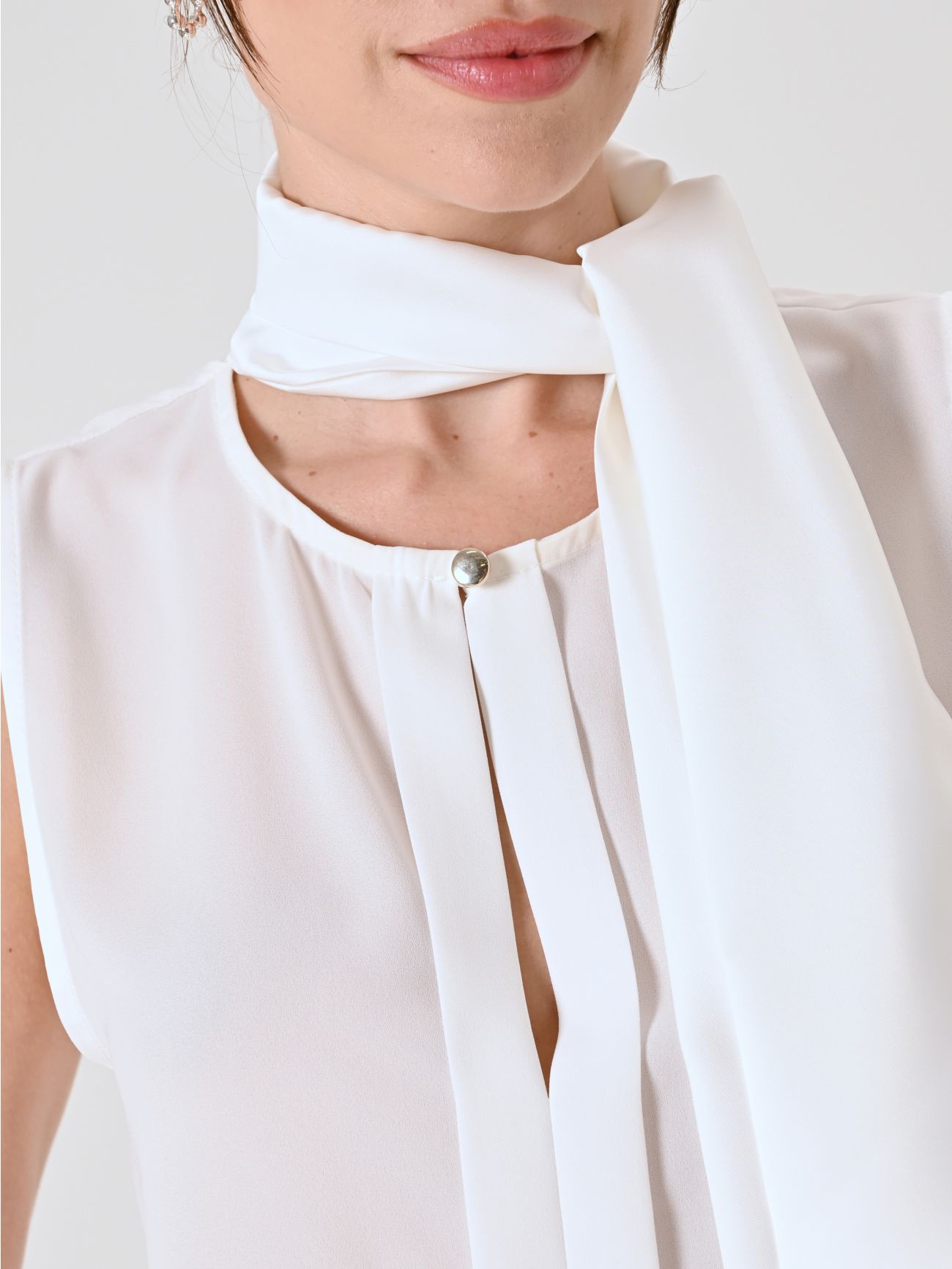 White Top with Bow and Sewn Pleats in_i5