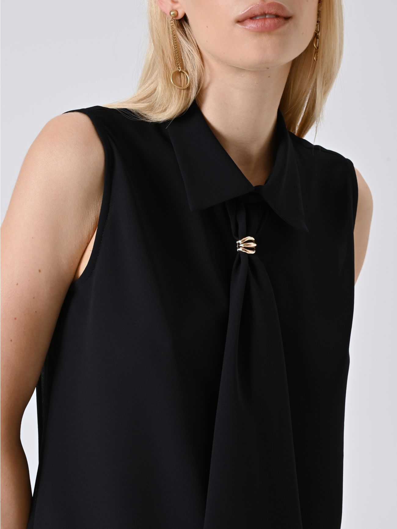 Top Nero con Colletto Lavalliere in_i5