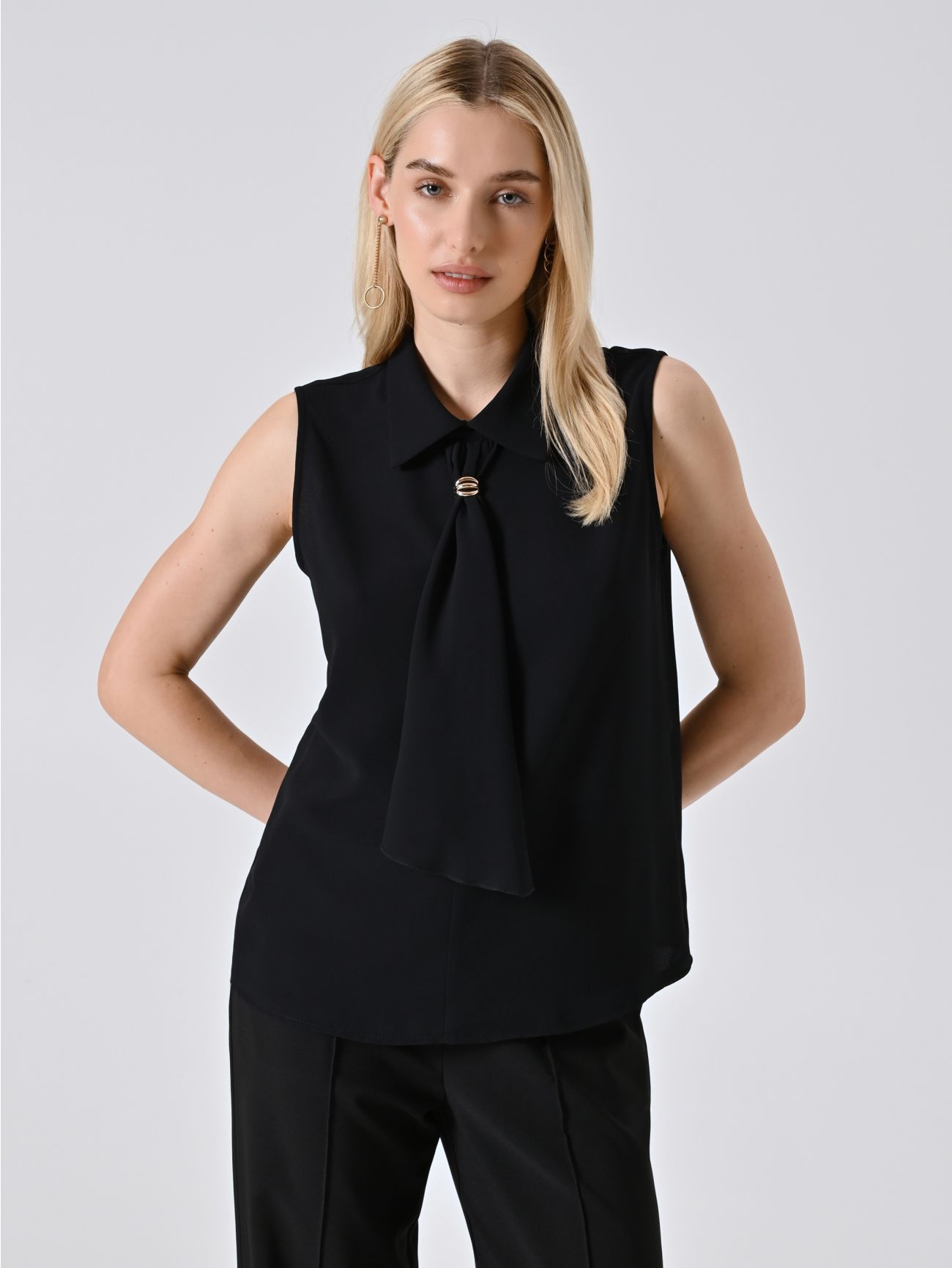 Top Nero con Colletto Lavalliere in_i7