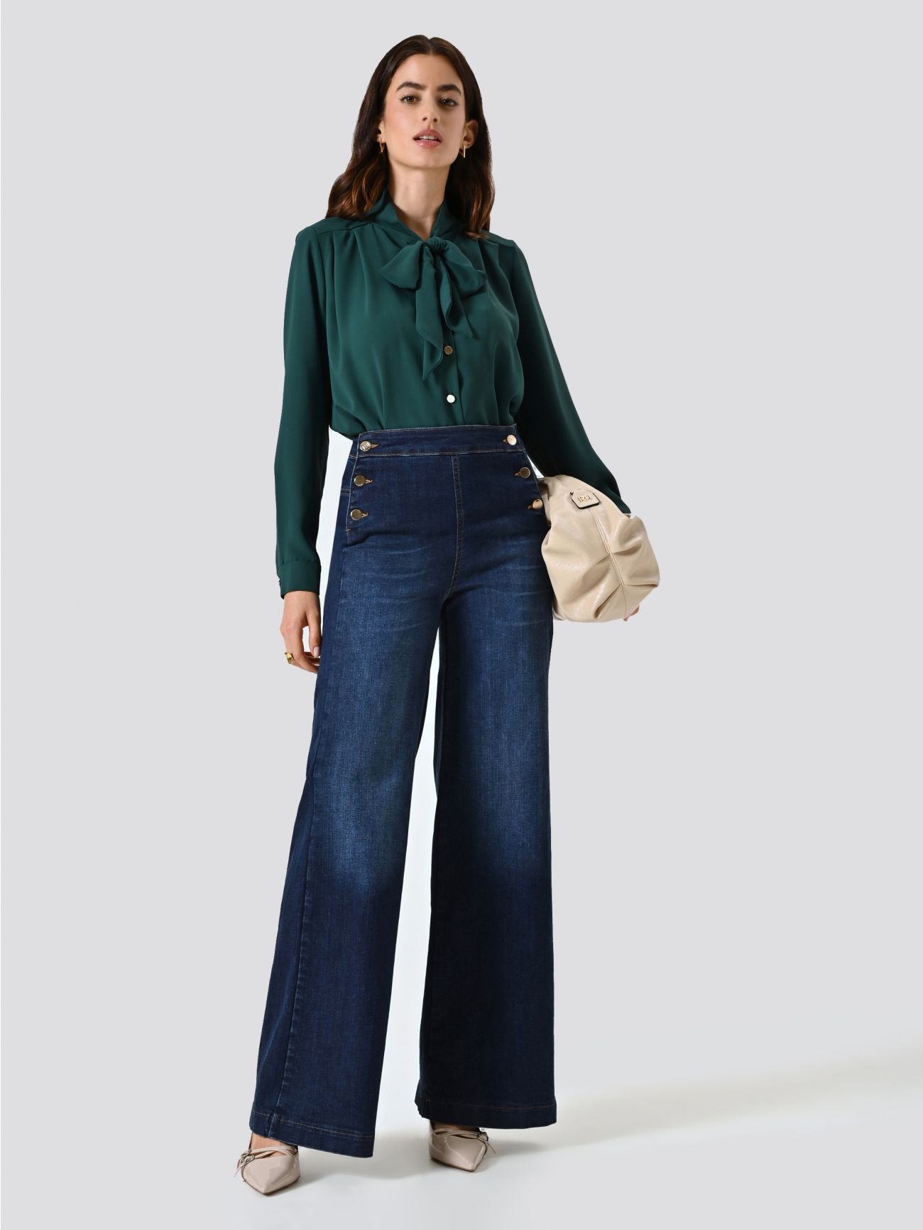 Jeans mit dunkler Waschung und weitem Bein  Rinascimento
