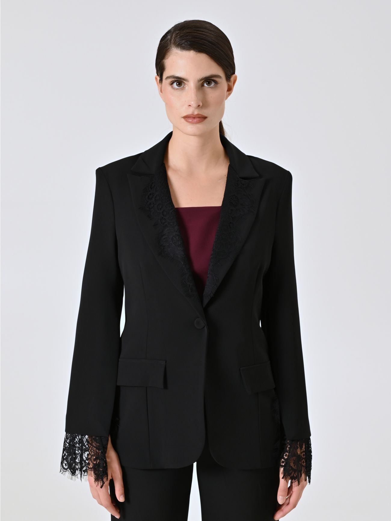 Chaqueta de cady negro con inserciones de encaje det_2