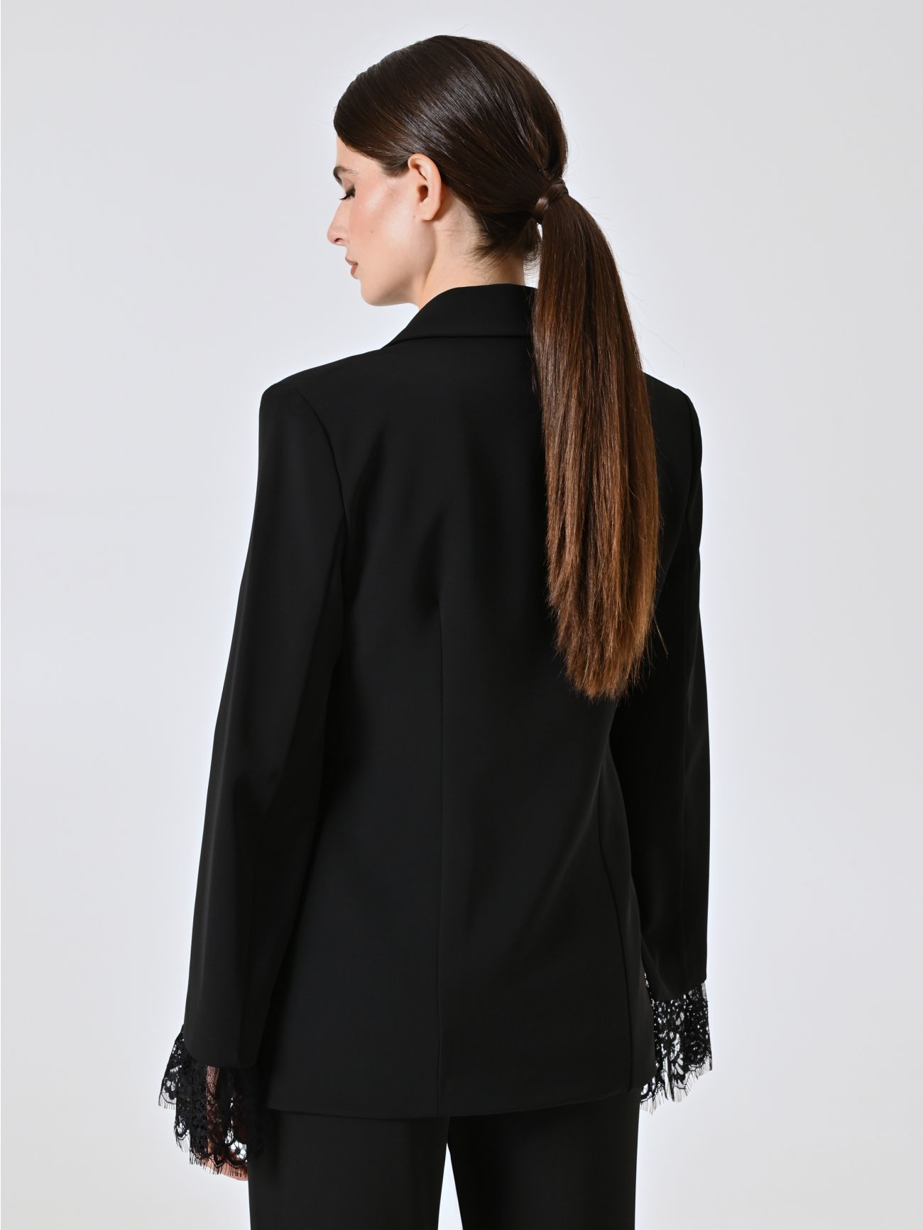 Chaqueta de cady negro con inserciones de encaje det_3