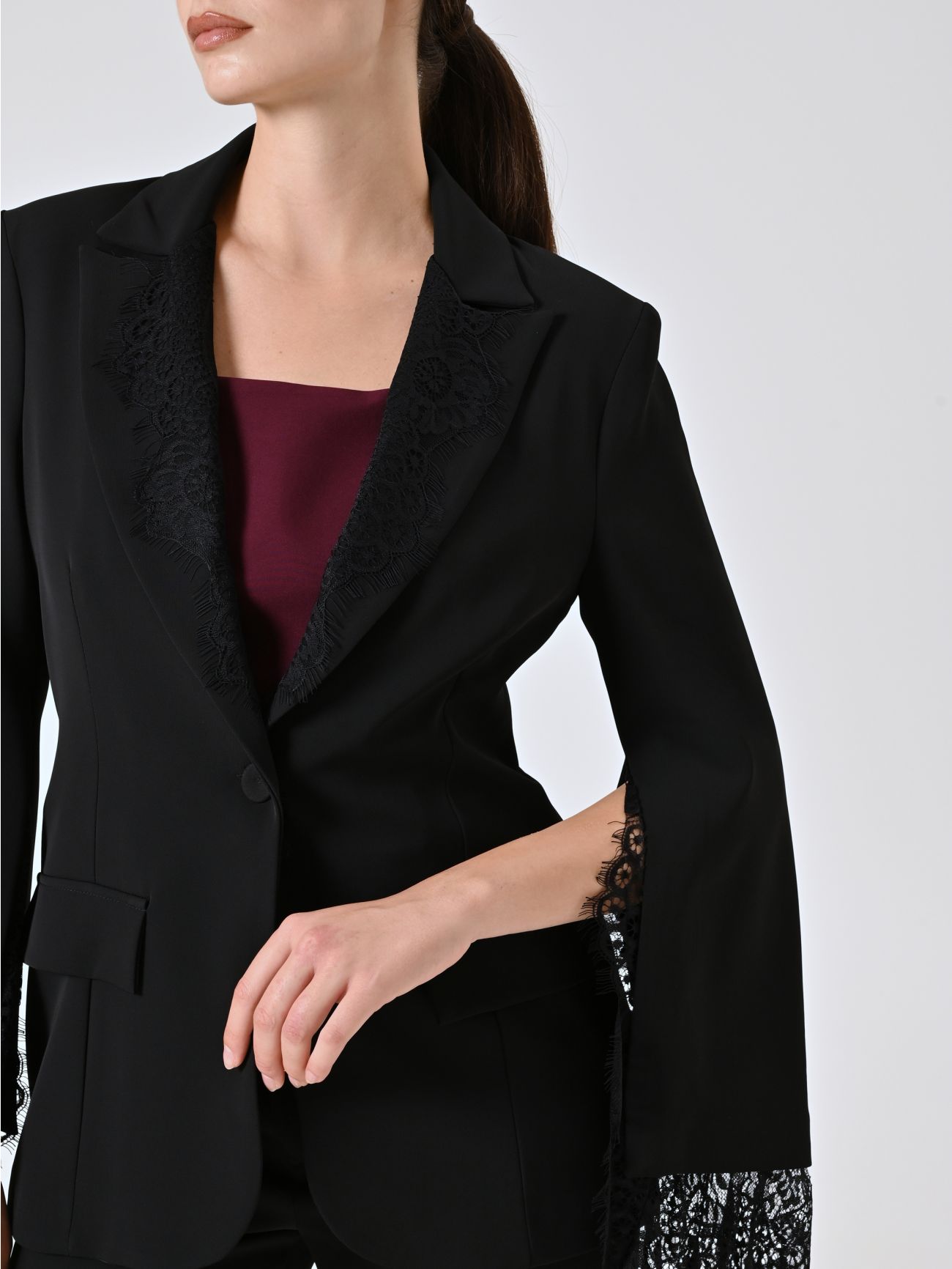 Chaqueta de cady negro con inserciones de encaje in_i5