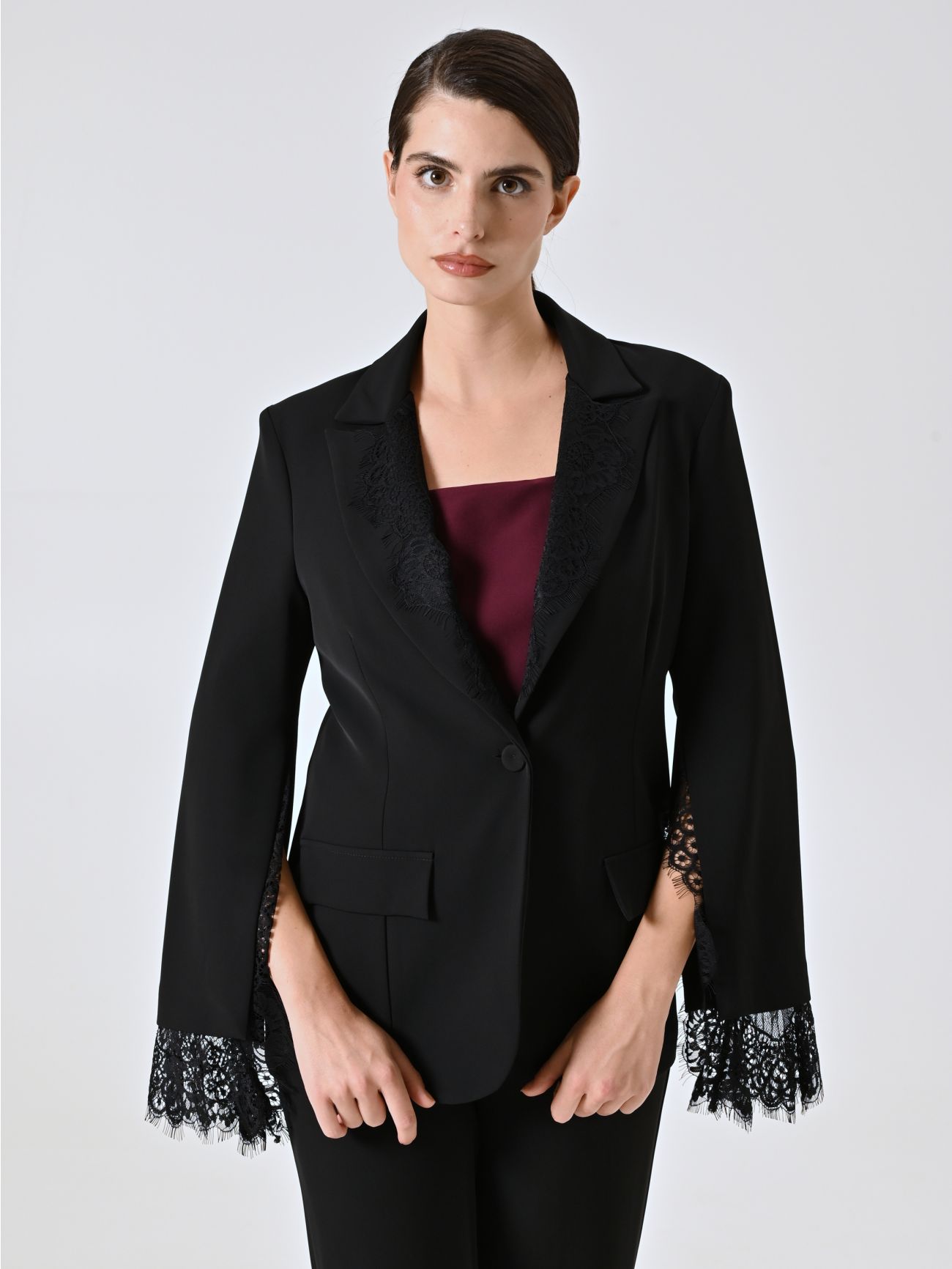 Chaqueta de cady negro con inserciones de encaje in_i7