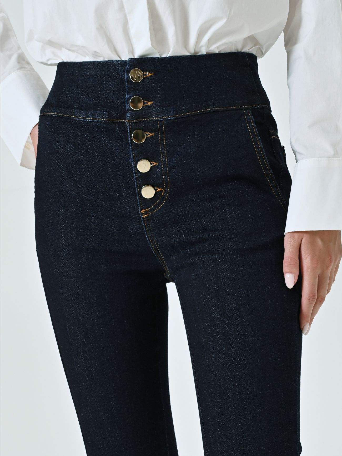 Jeans slim fit elásticos de lavado oscuro in_i5
