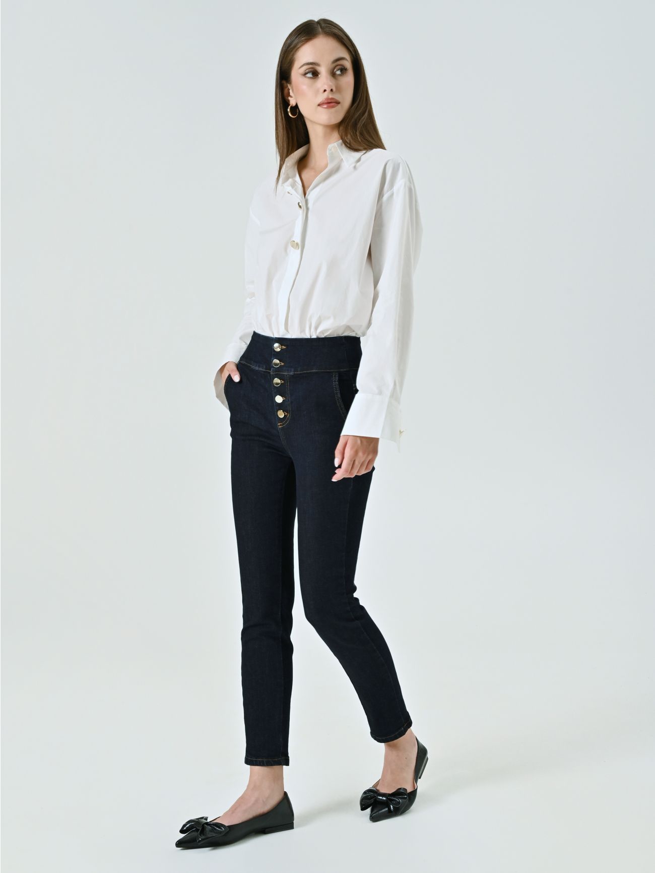 Jeans slim fit elásticos de lavado oscuro in_i7
