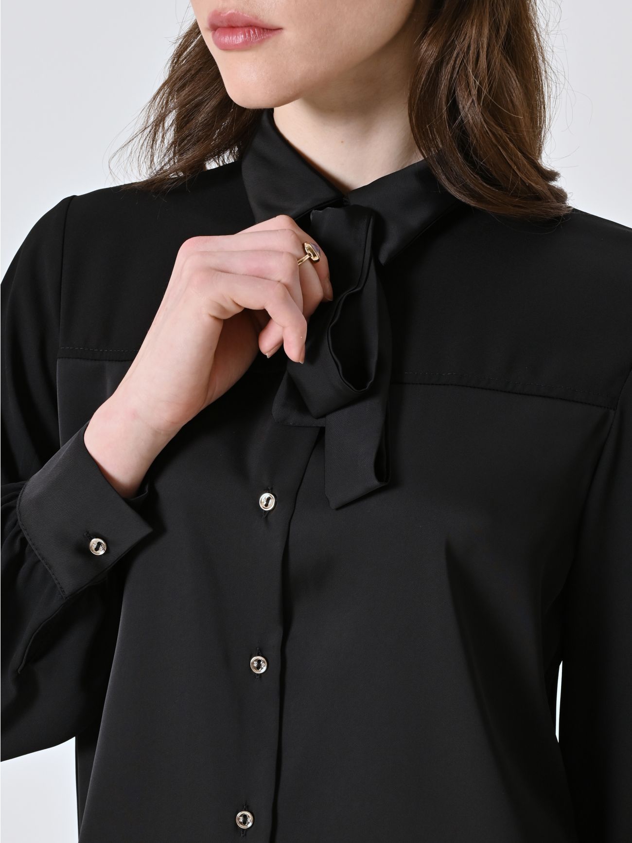 Camicia Nera con Fiocco Removibile in_i5
