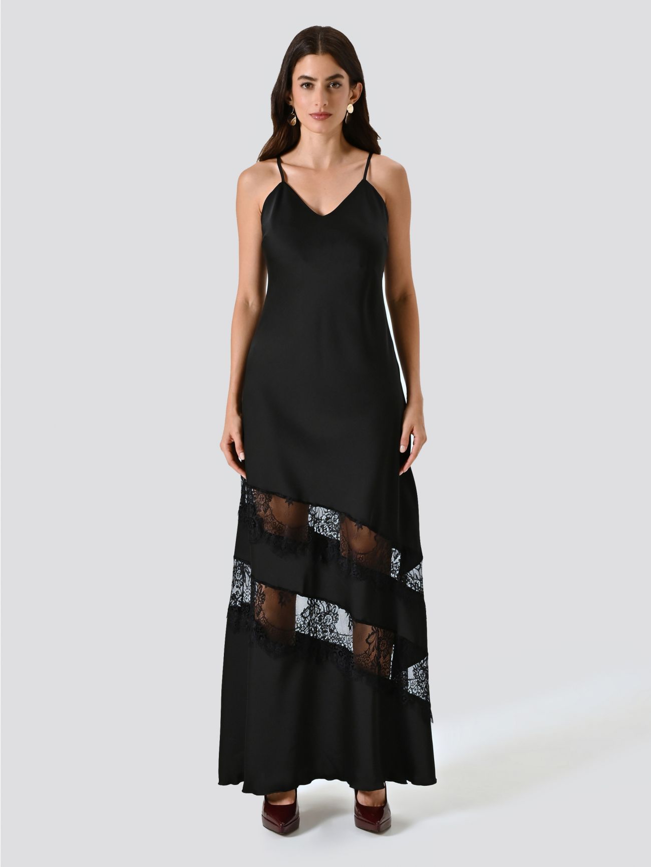 Kleid aus schwarzem Satin mit Spitzeneinsätzen det_1