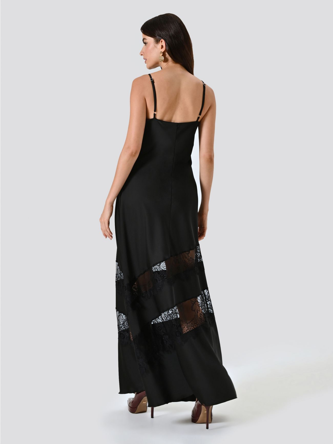 Kleid aus schwarzem Satin mit Spitzeneinsätzen det_3