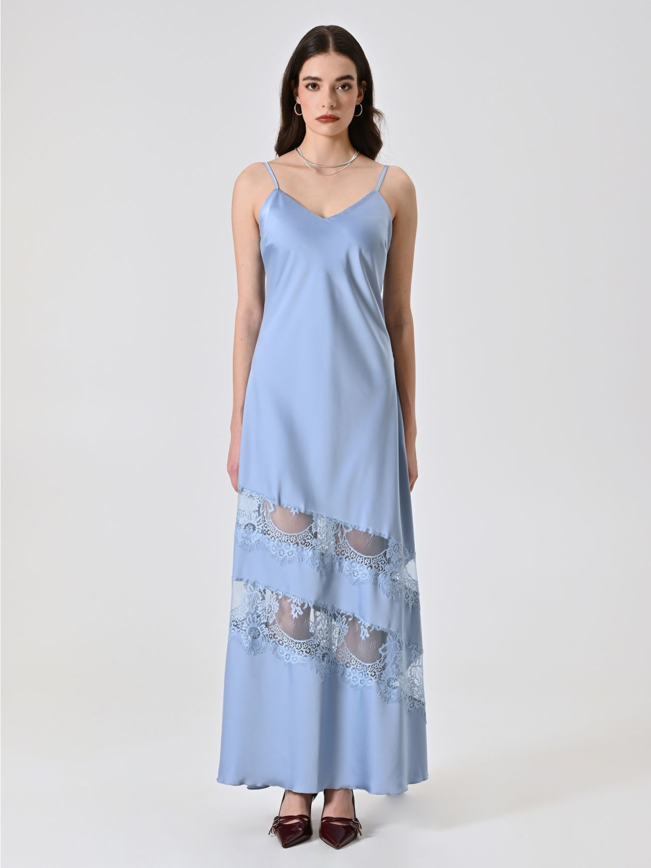 Kleid aus hellblauem Satin mit Spitzeneinsätzen det_1