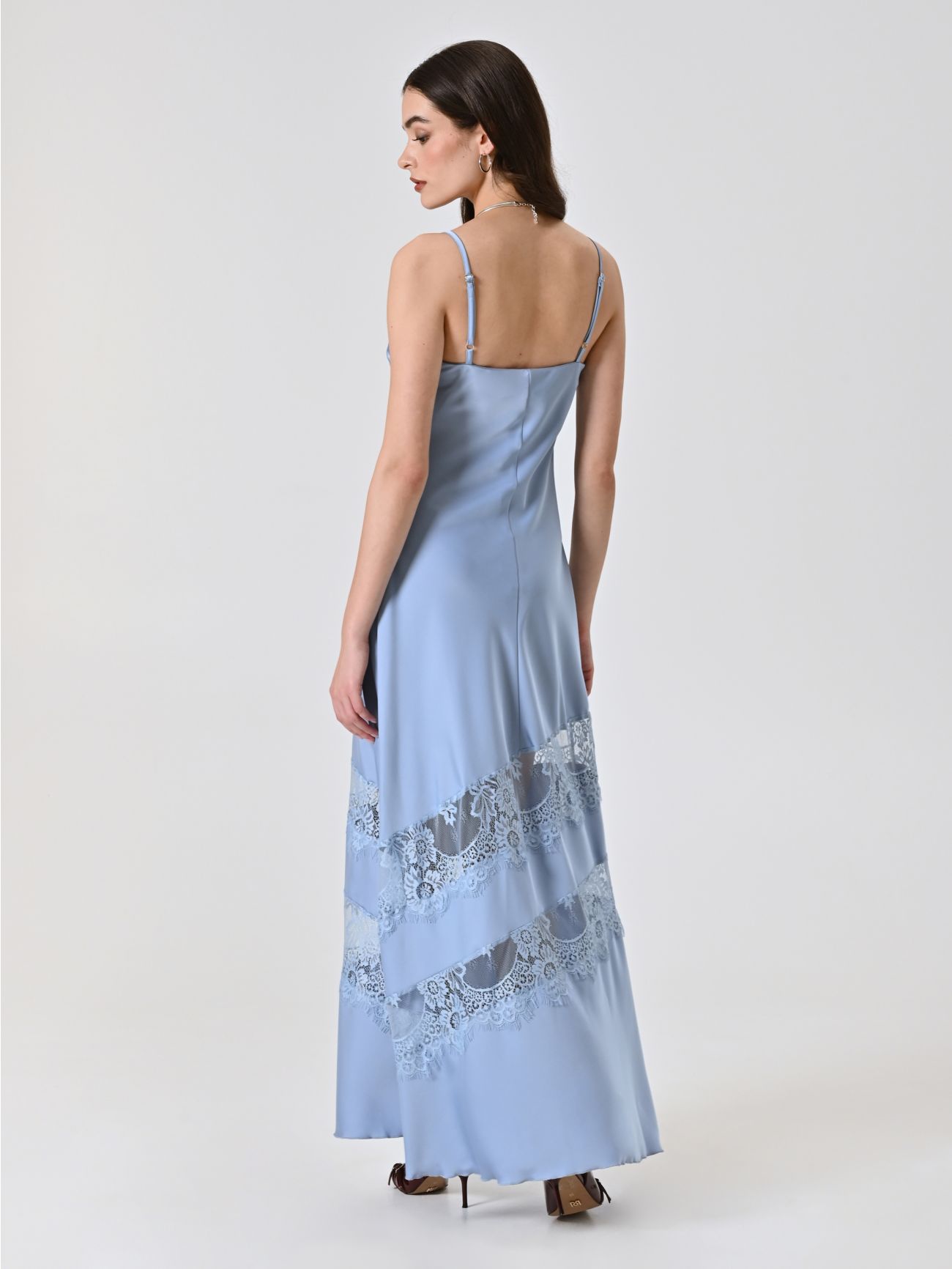 Kleid aus hellblauem Satin mit Spitzeneinsätzen det_3