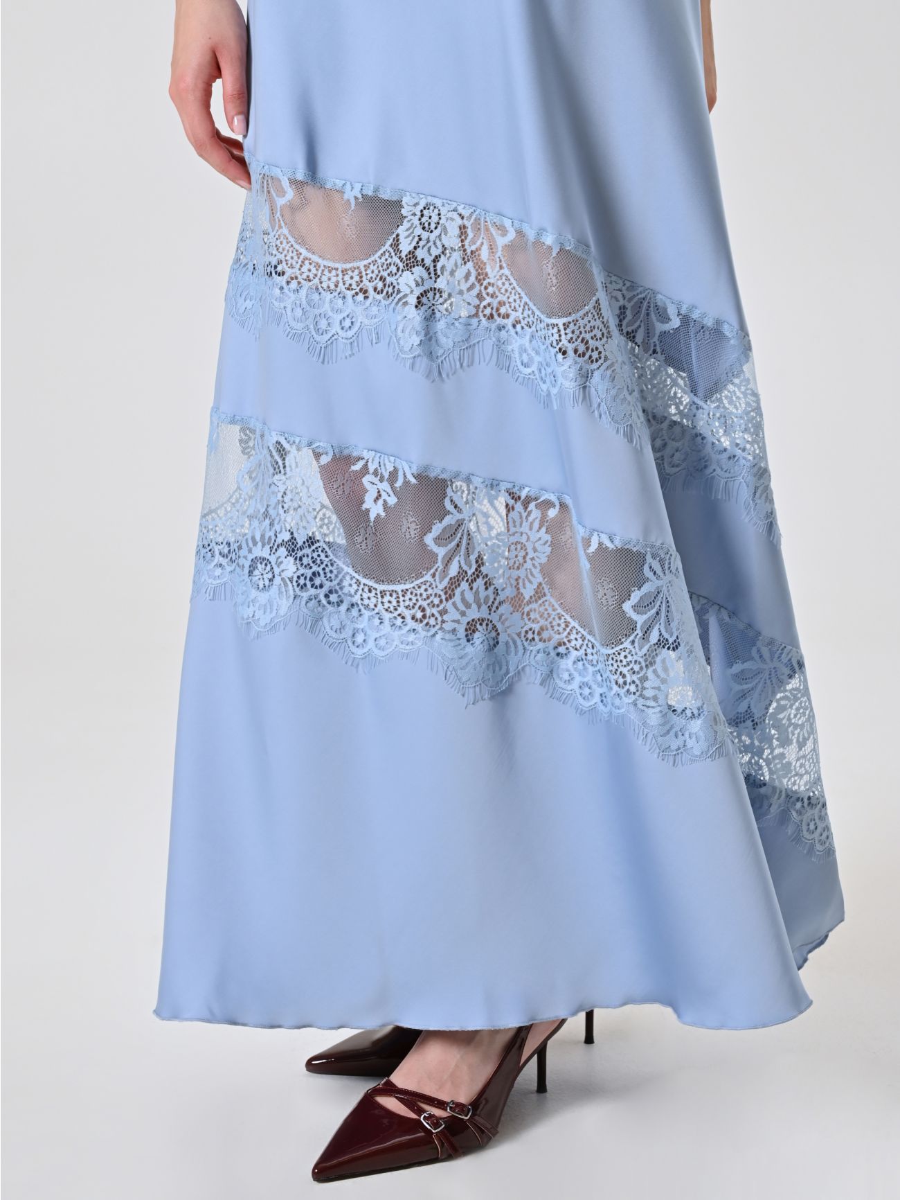 Kleid aus hellblauem Satin mit Spitzeneinsätzen in_i5