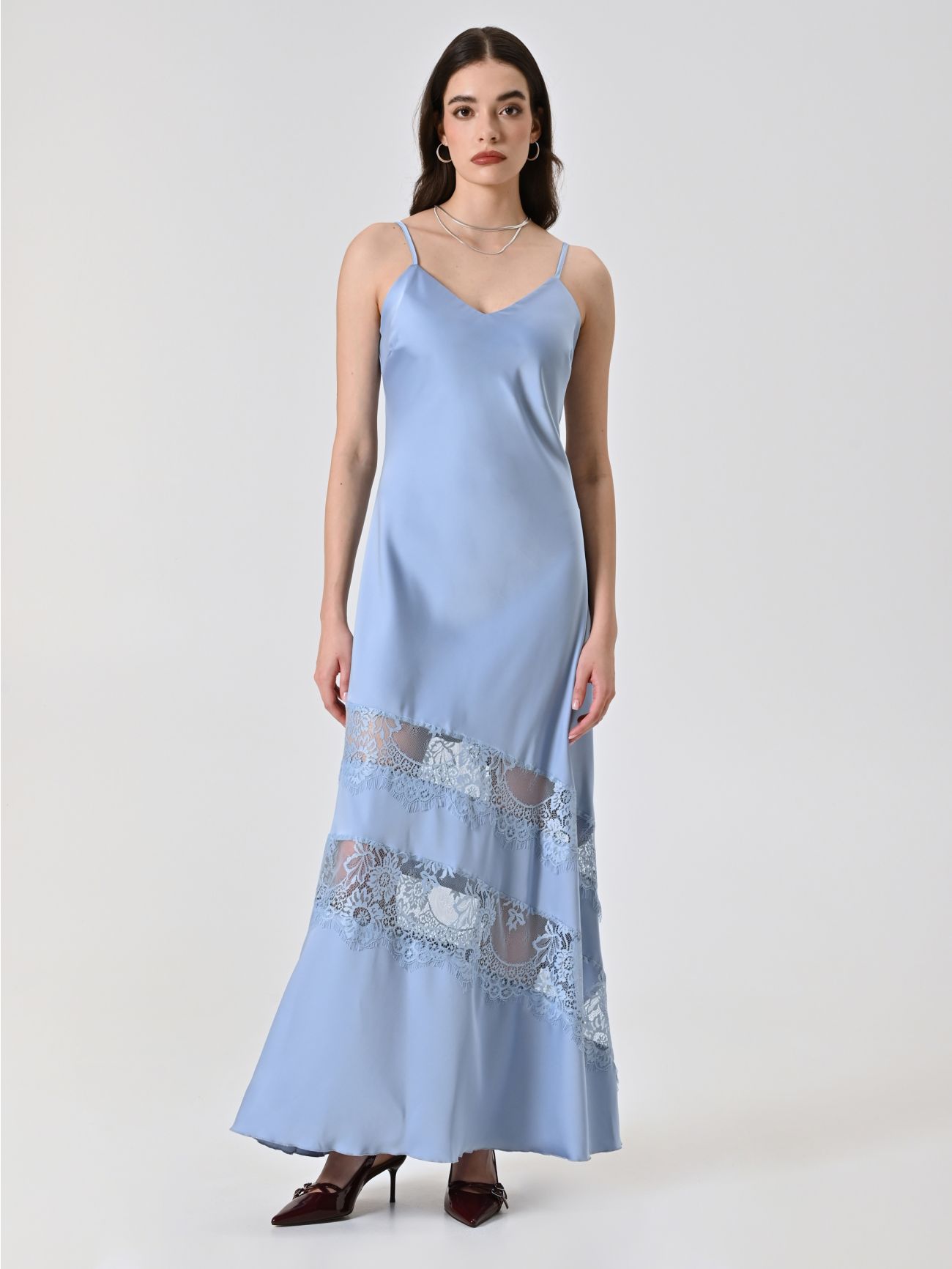 Kleid aus hellblauem Satin mit Spitzeneinsätzen in_i7