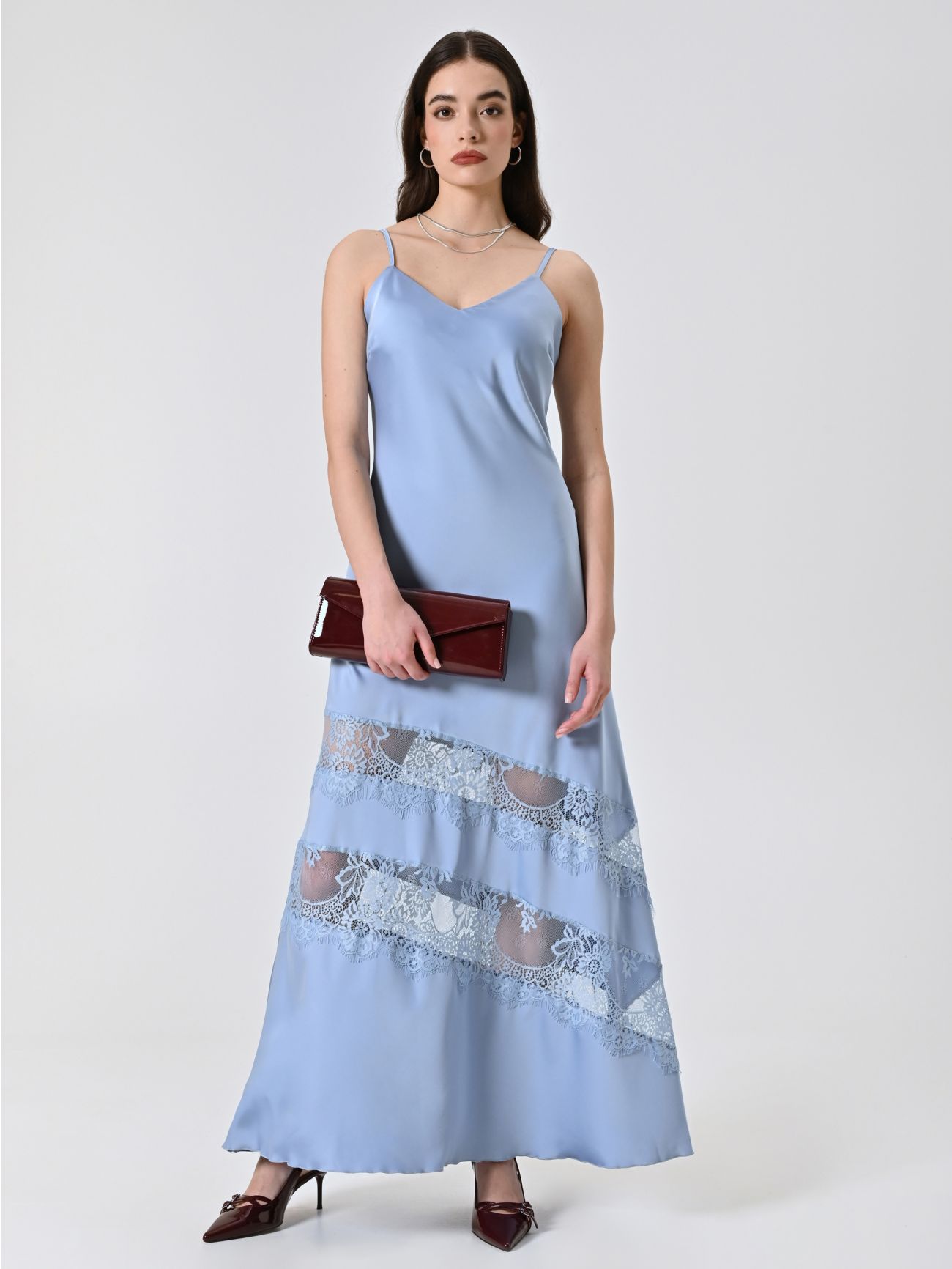 Kleid aus hellblauem Satin mit Spitzeneinsätzen sp_e1