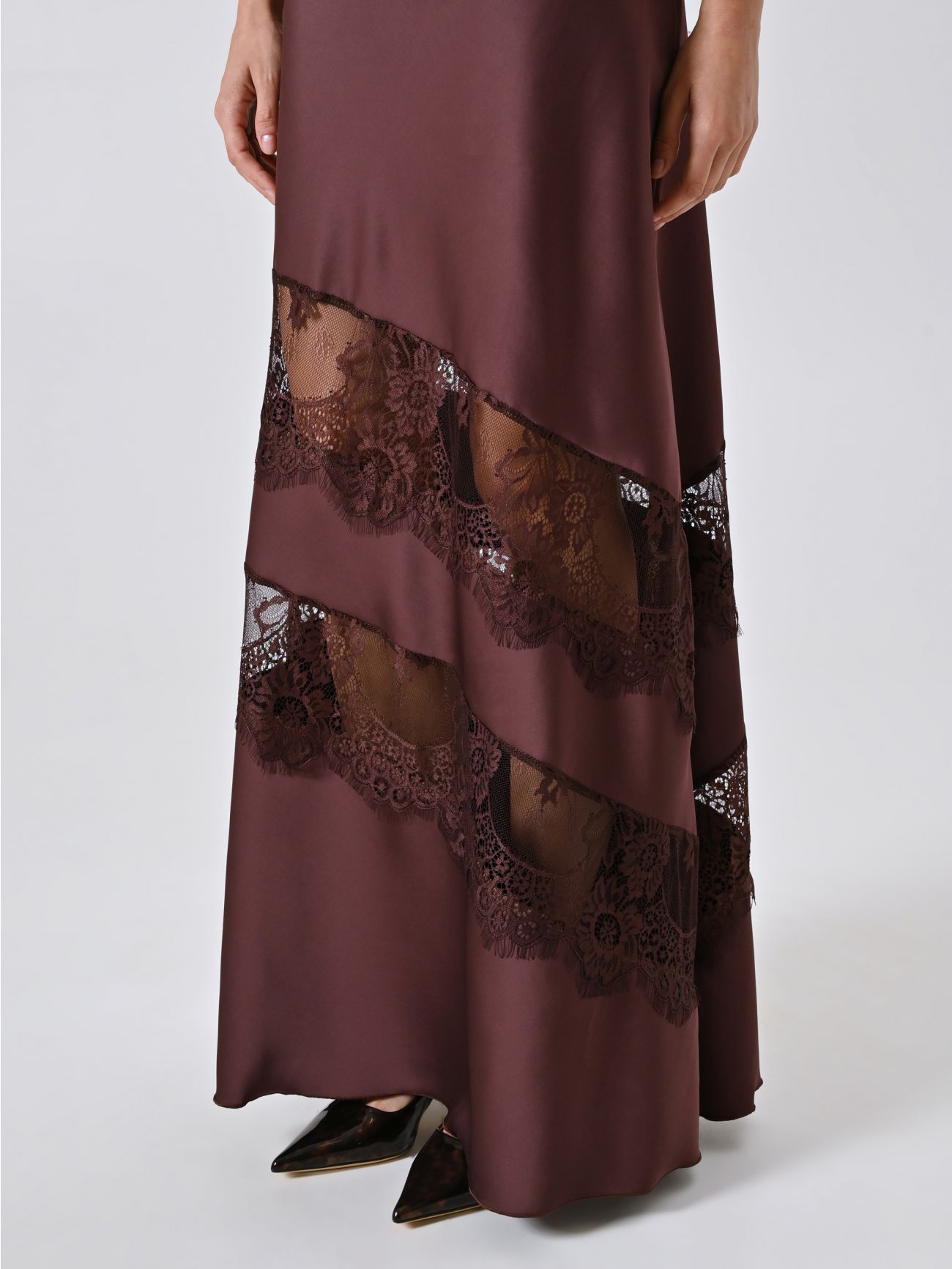 Abito in Raso Marrone con Inserti in Pizzo in_i5
