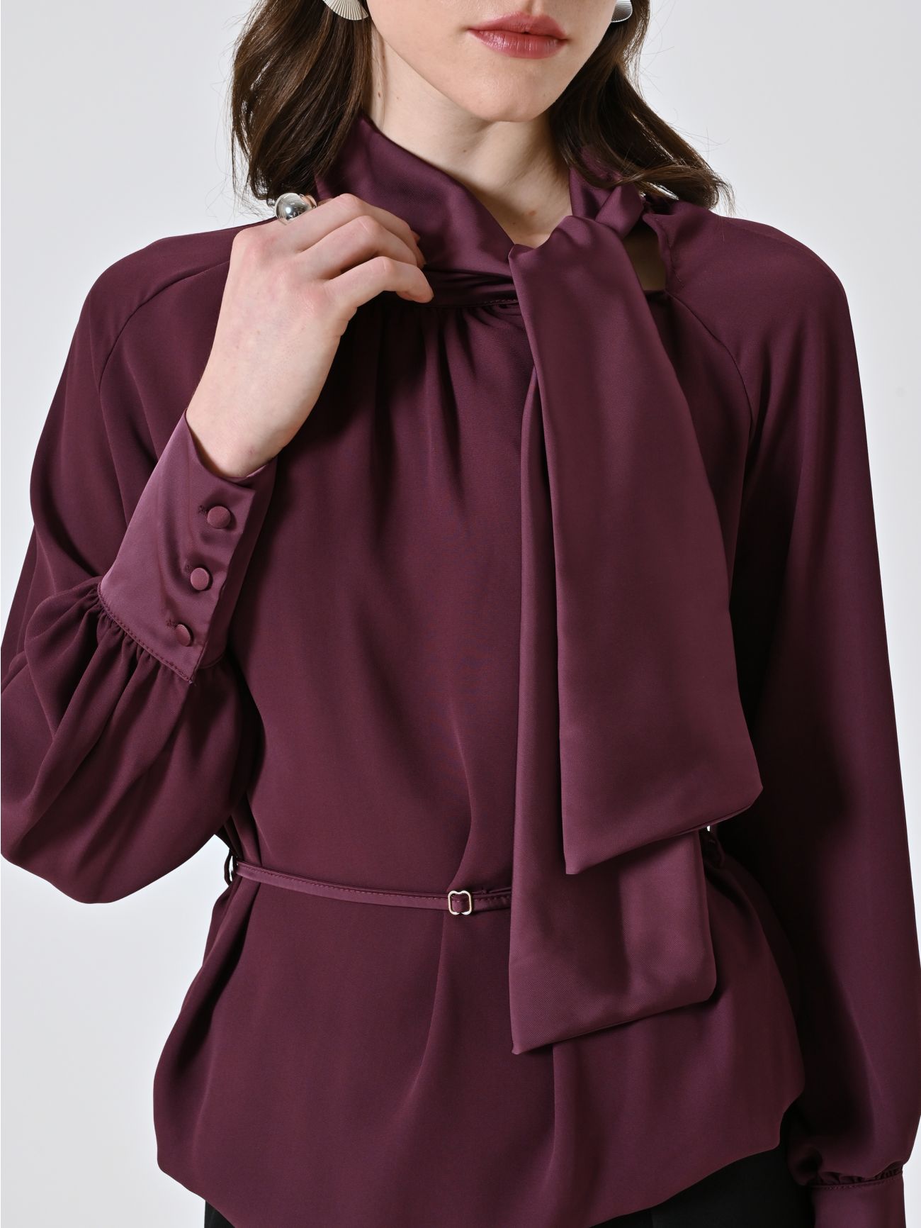 Blusa burdeos con lazo y cinturón fino in_i5