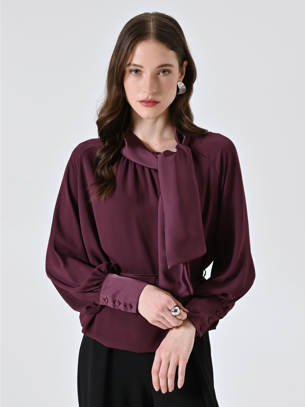 Blusa burdeos con lazo y cinturón fino in_i7