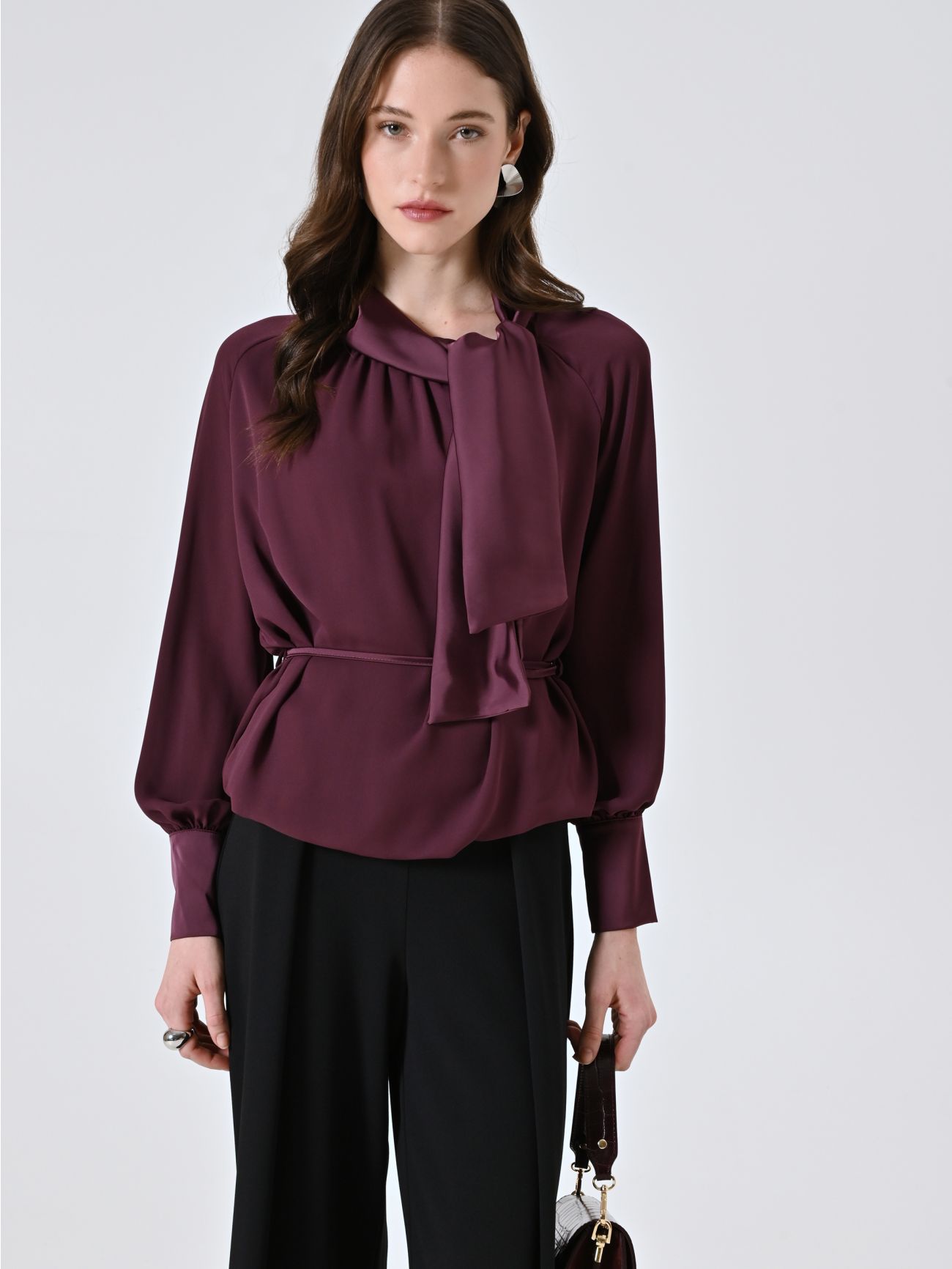 Blusa burdeos con lazo y cinturón fino sp_e1