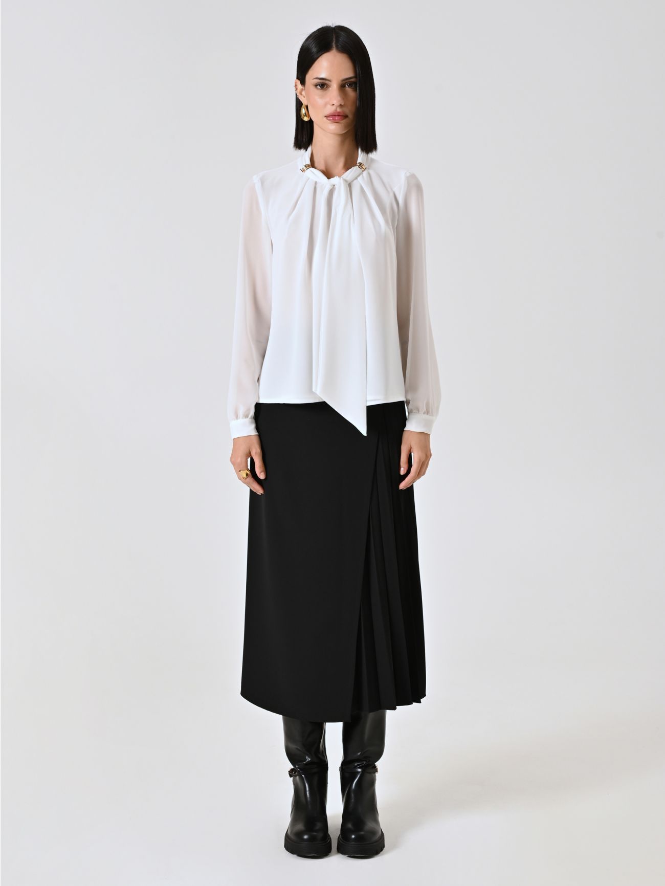 White Blouse with Bow and Gold Details det_1
