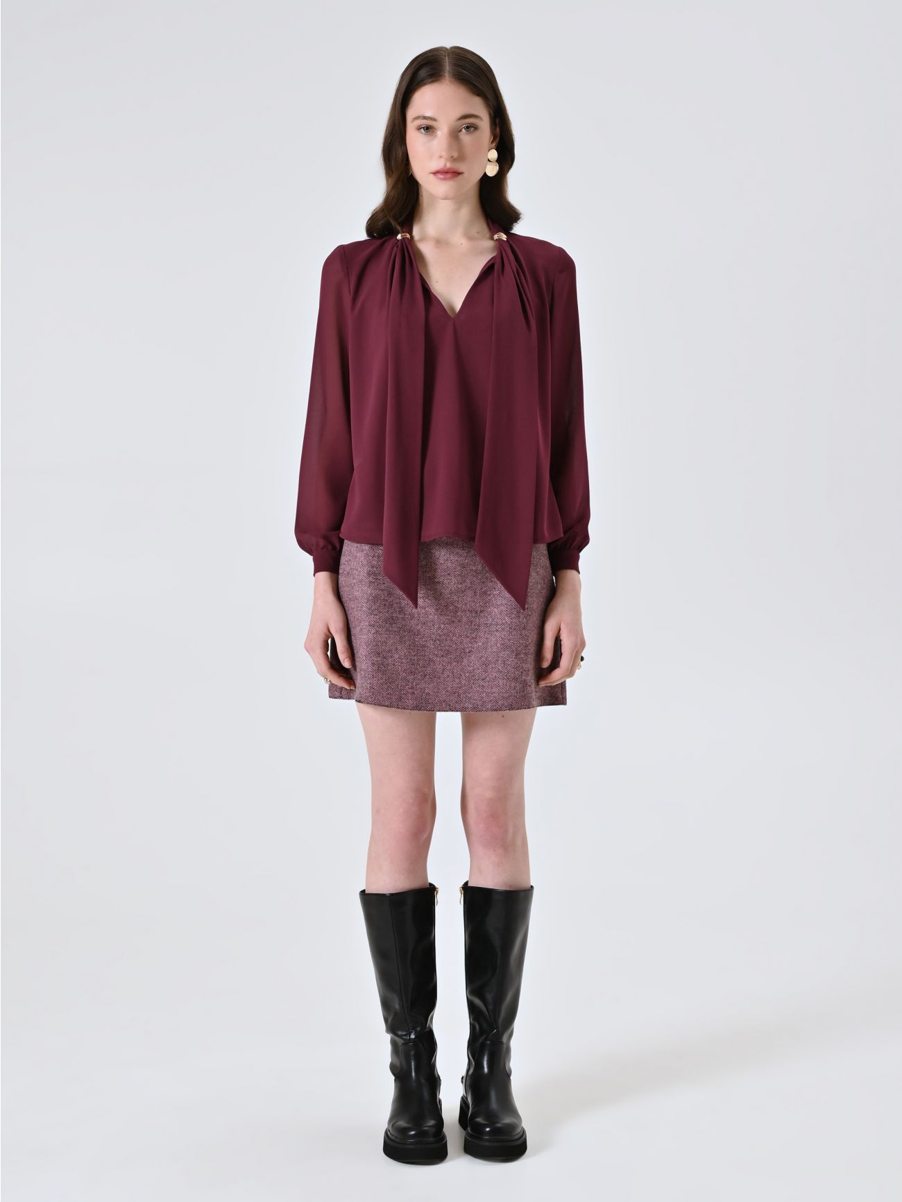 Blusa burdeos con lazo y detalles dorados det_1