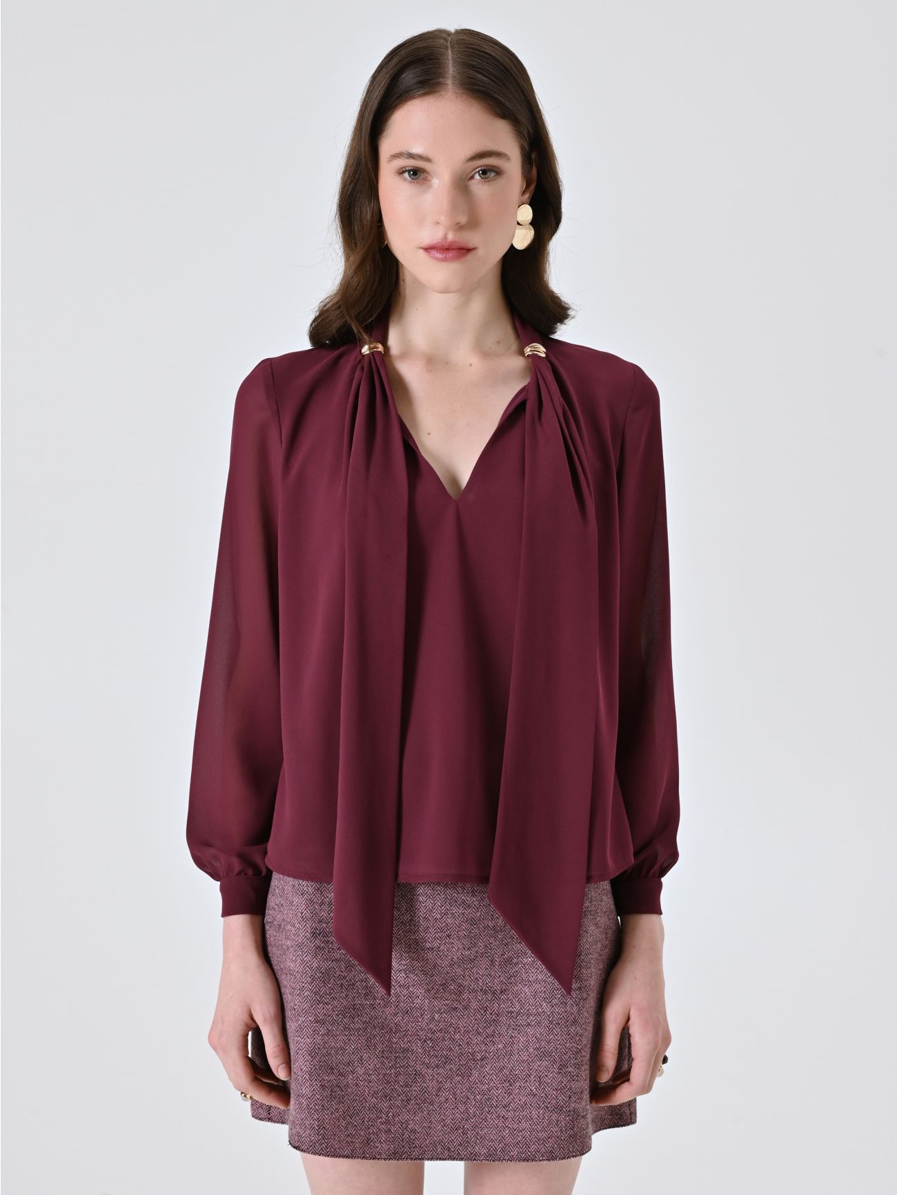 Blusa burdeos con lazo y detalles dorados det_2