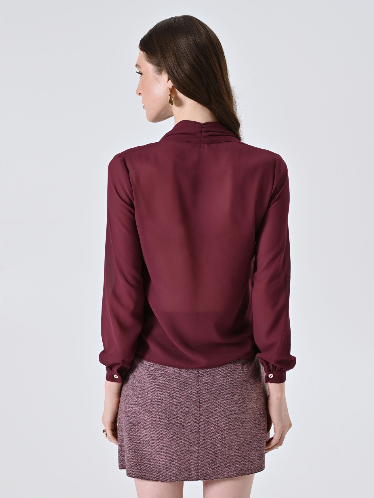 Blusa burdeos con lazo y detalles dorados det_3