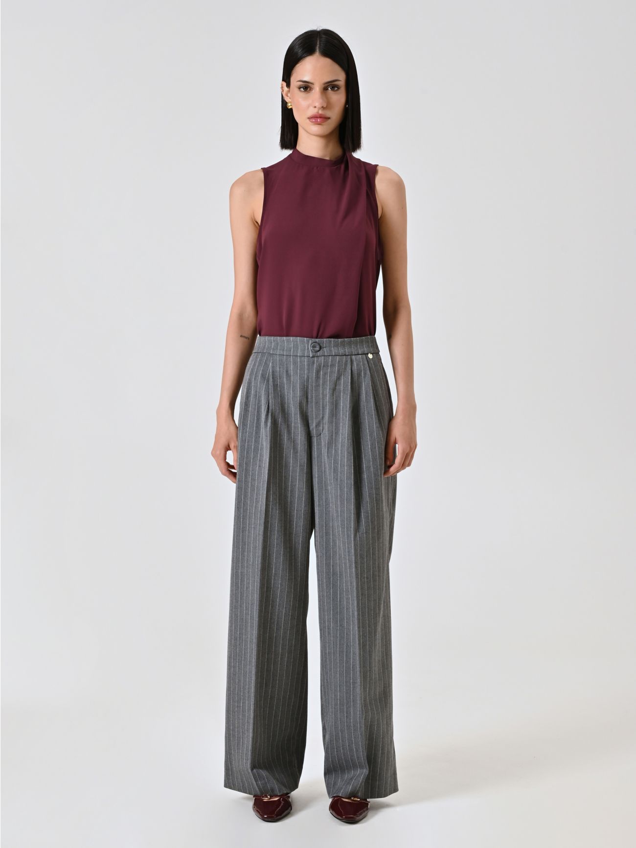 Pantalón amplio gris con raya diplomática det_1
