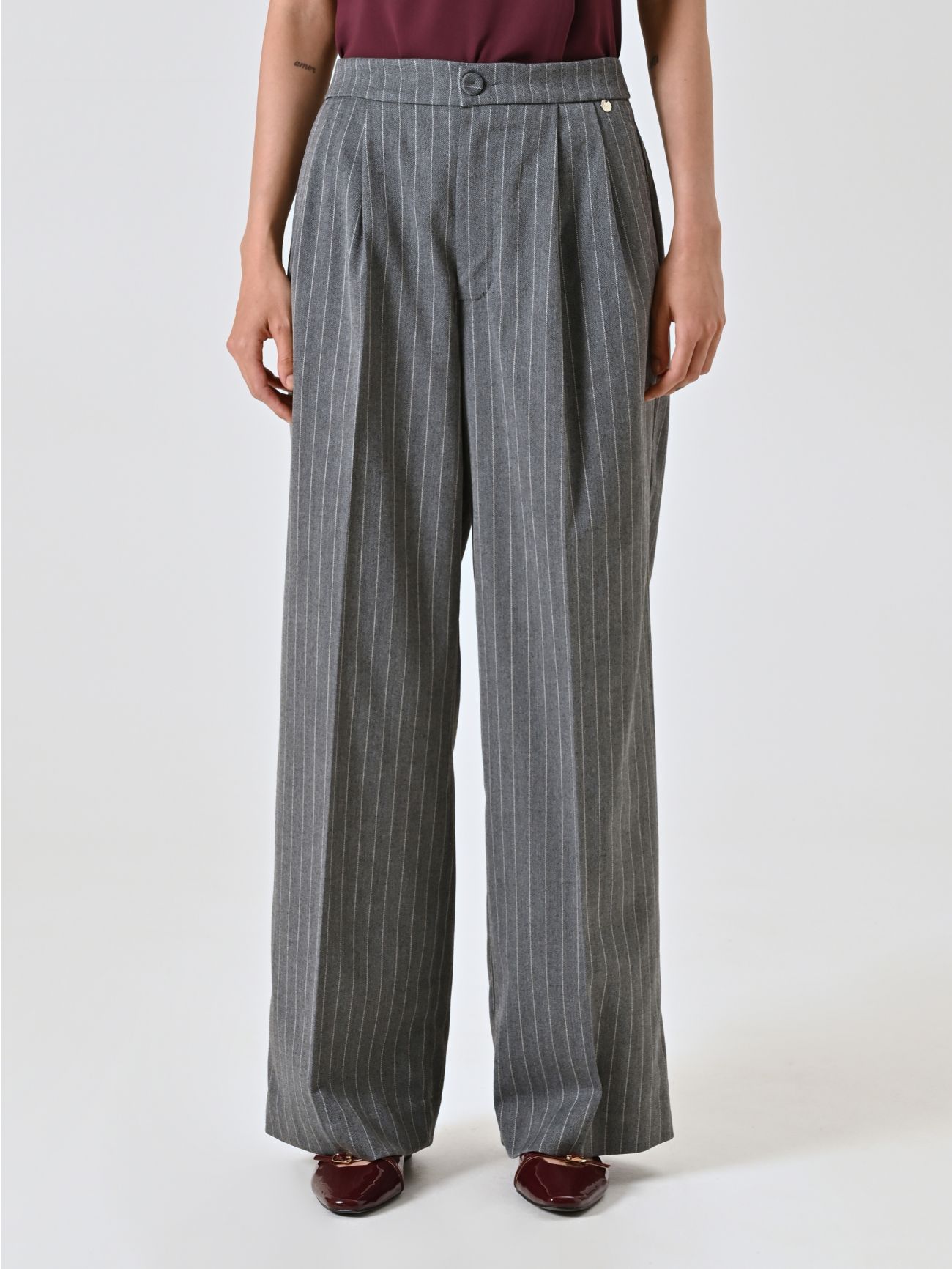 Pantalón amplio gris con raya diplomática det_2