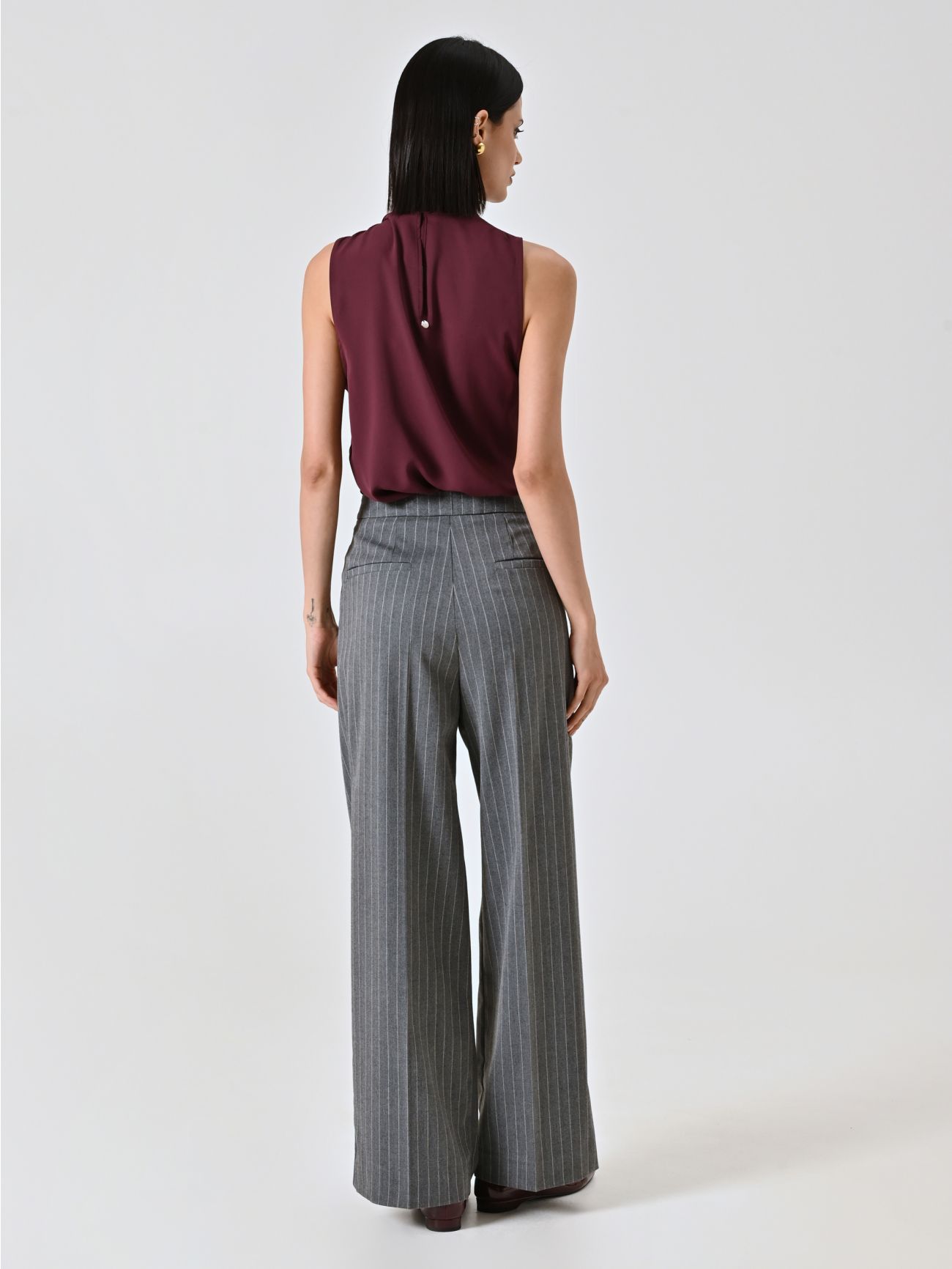 Pantalón amplio gris con raya diplomática det_3