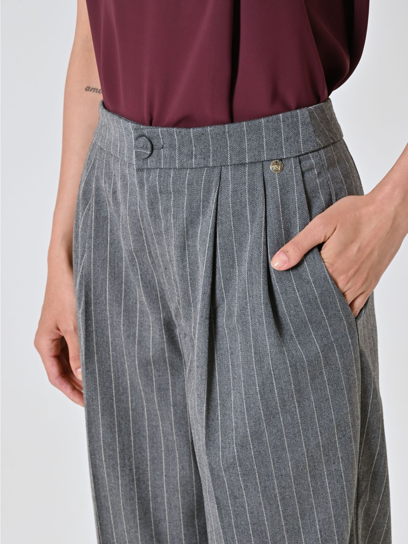 Pantalón amplio gris con raya diplomática in_i5