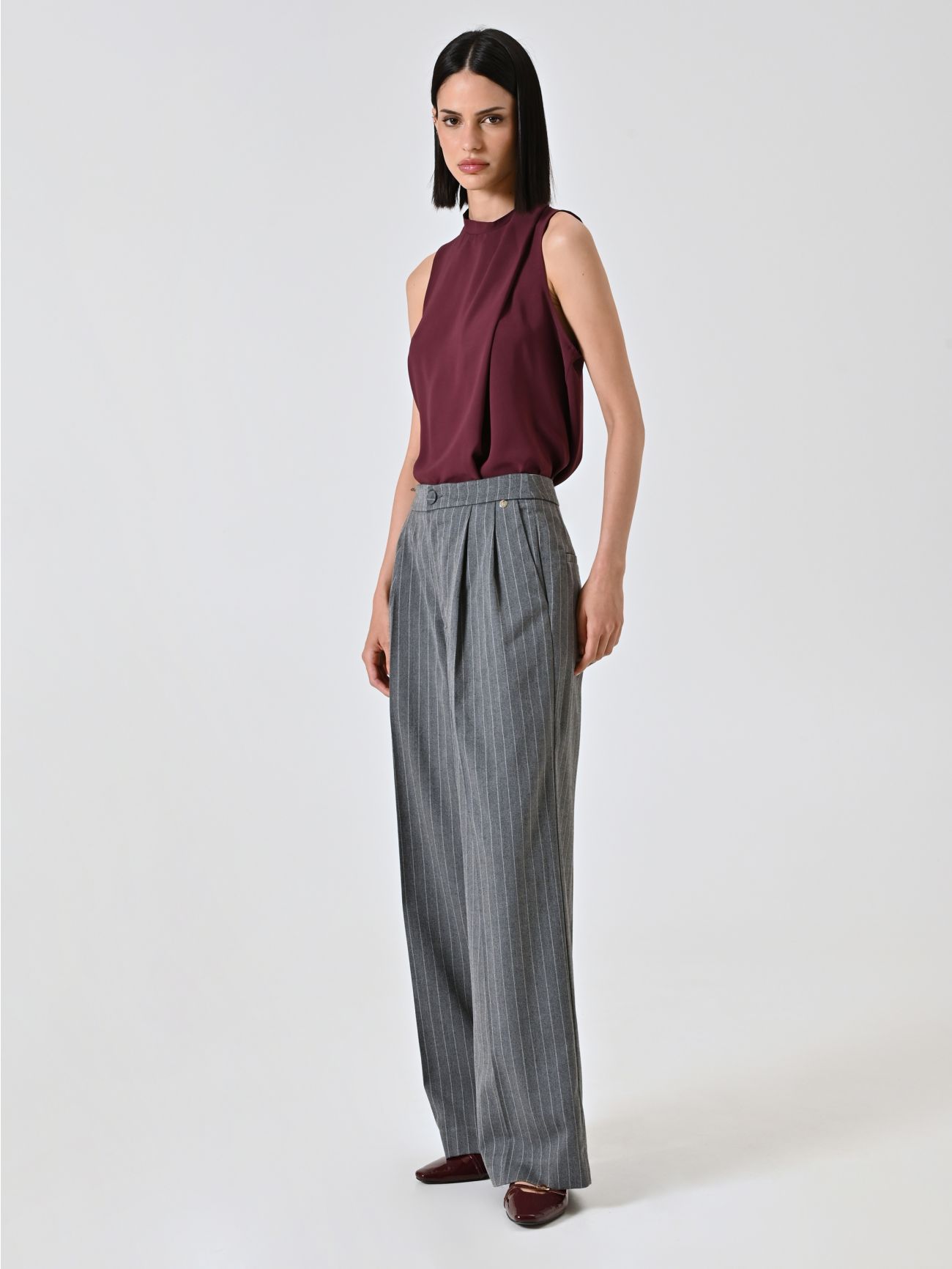 Pantalón amplio gris con raya diplomática in_i7