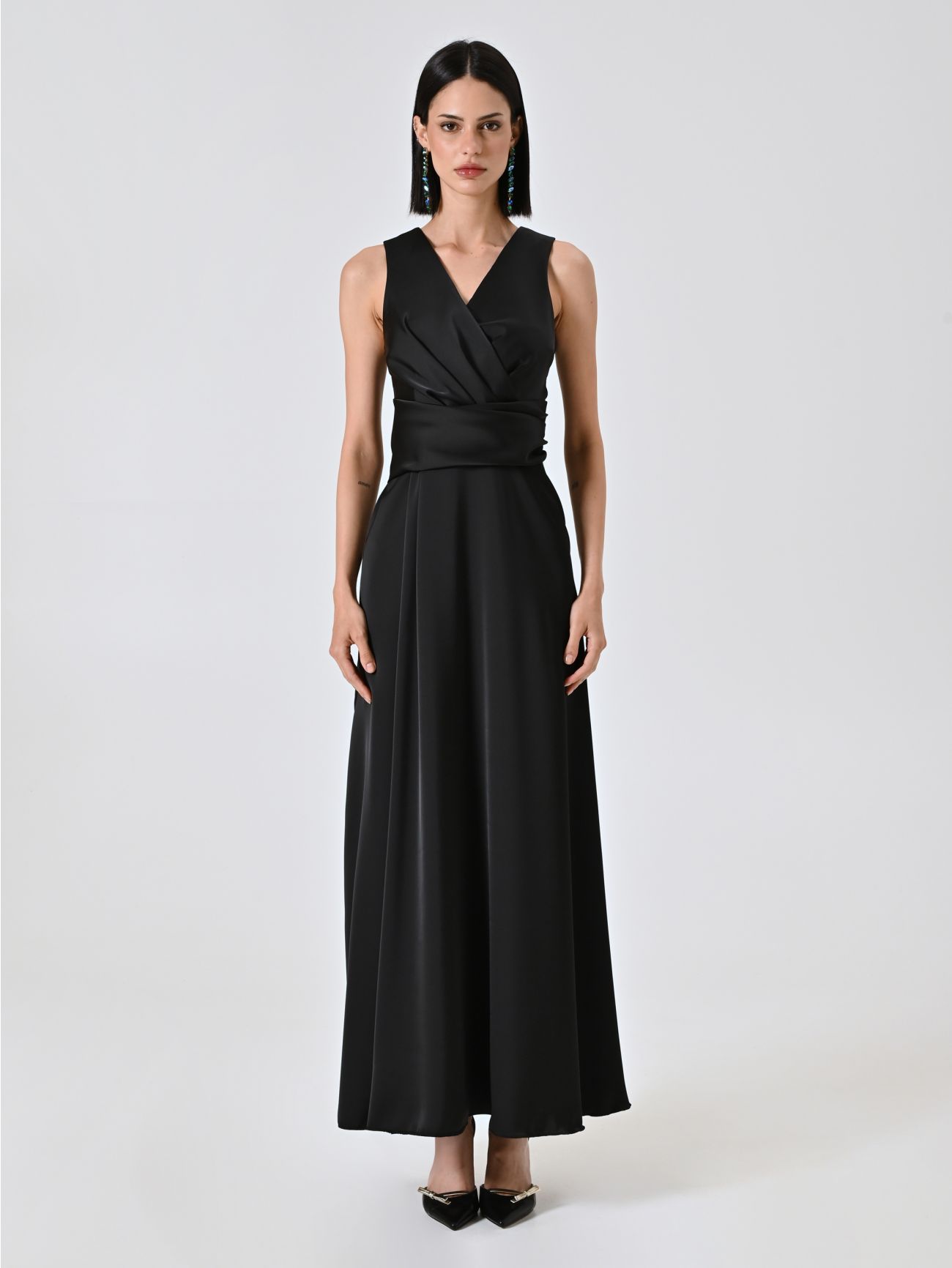 Langes Kleid aus Satin in Schwarz det_1