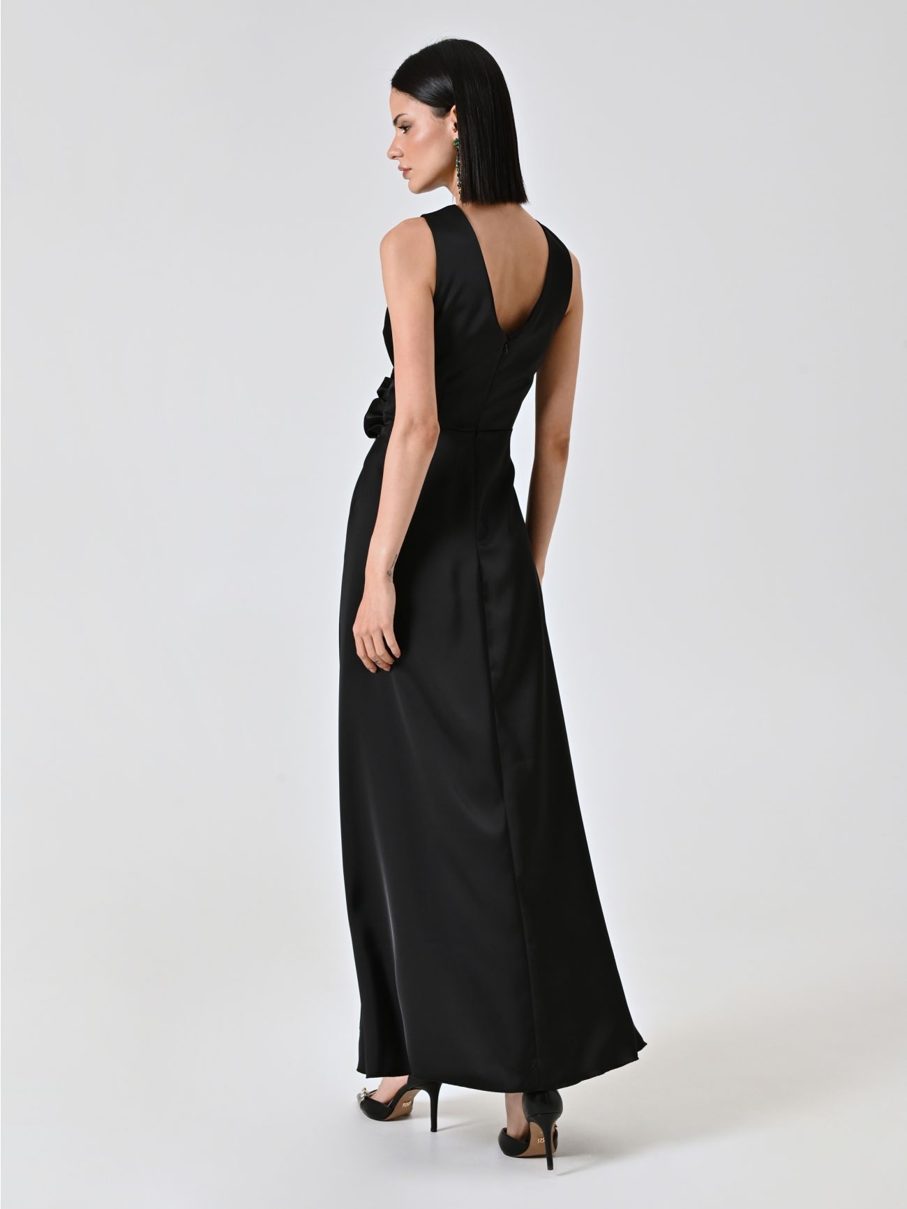 Langes Kleid aus Satin in Schwarz det_3