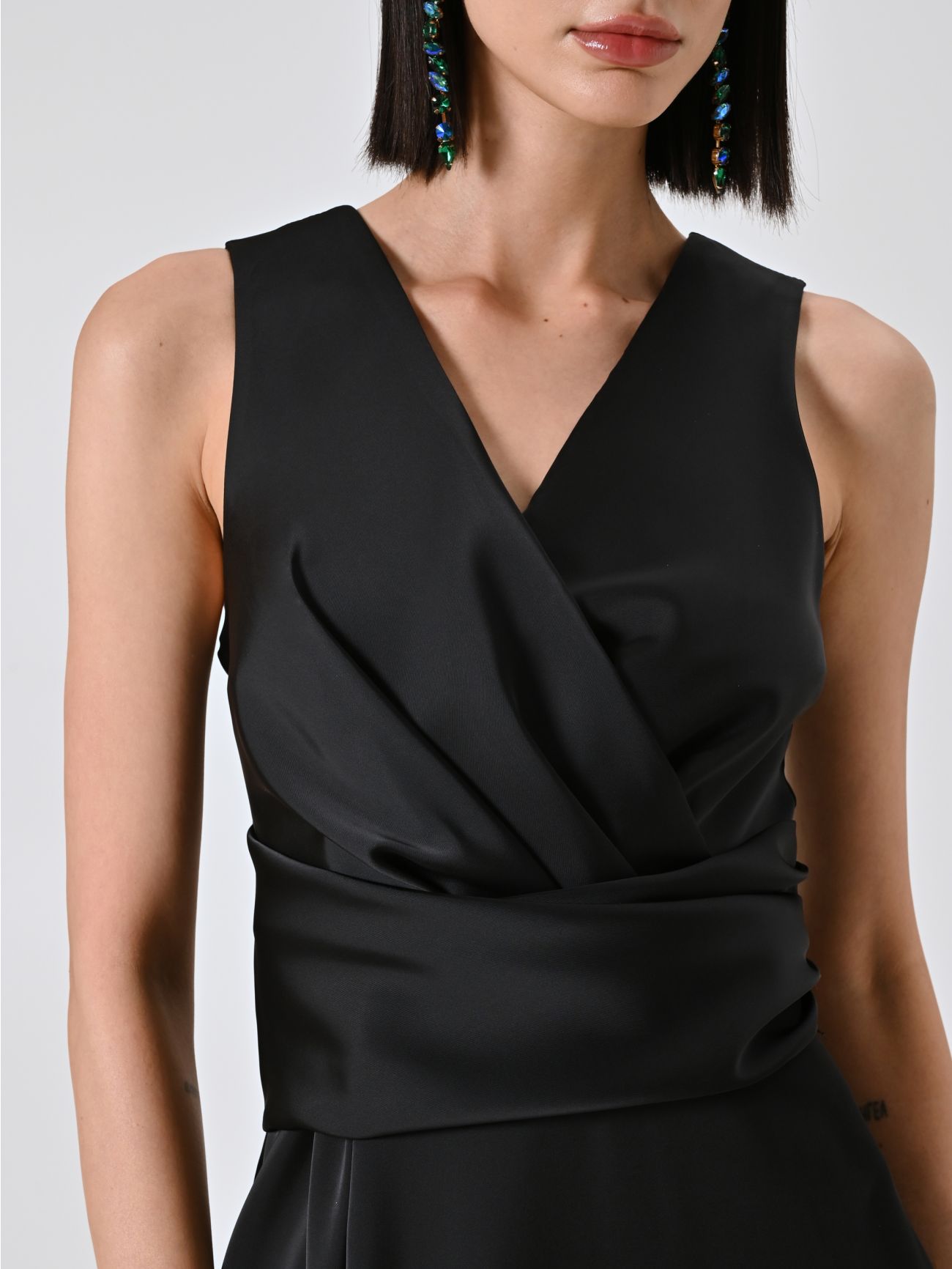 Langes Kleid aus Satin in Schwarz in_i5
