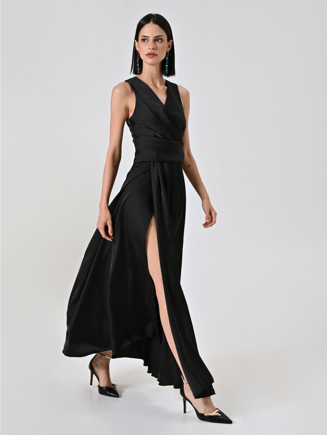 Langes Kleid aus Satin in Schwarz in_i7