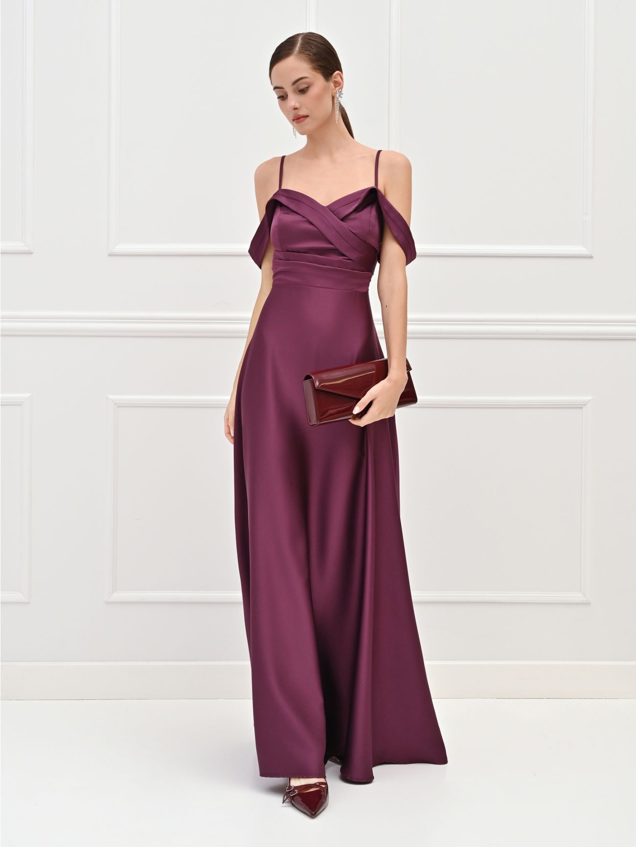 Bordeauxrotes Abendkleid aus Satin mit drapiertem Ausschnitt  Rinascimento