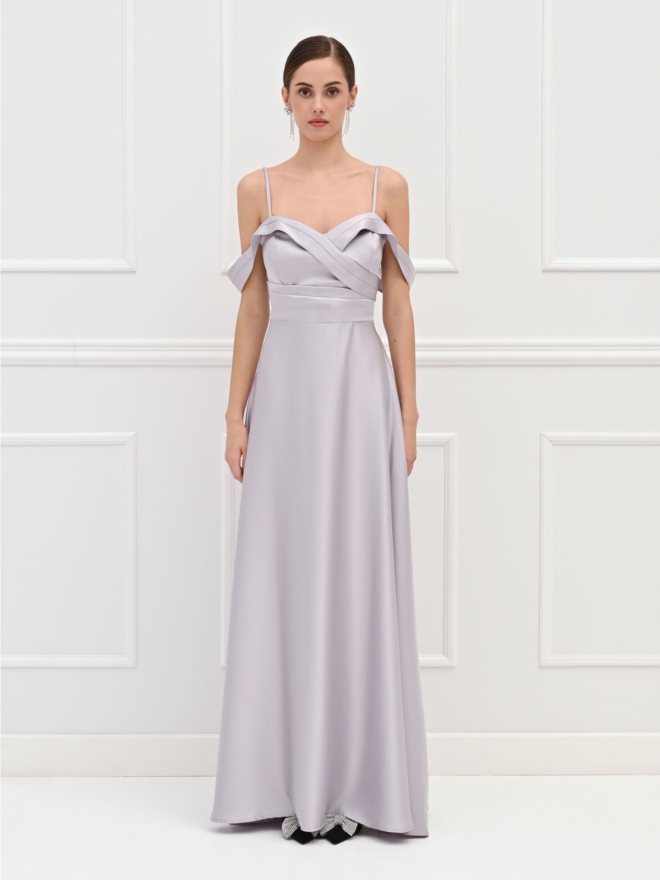 Langes silberfarbenes Abendkleid mit drapiertem Ausschnitt det_1