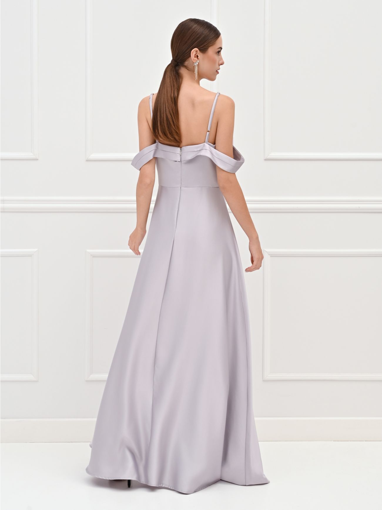 Langes silberfarbenes Abendkleid mit drapiertem Ausschnitt det_3
