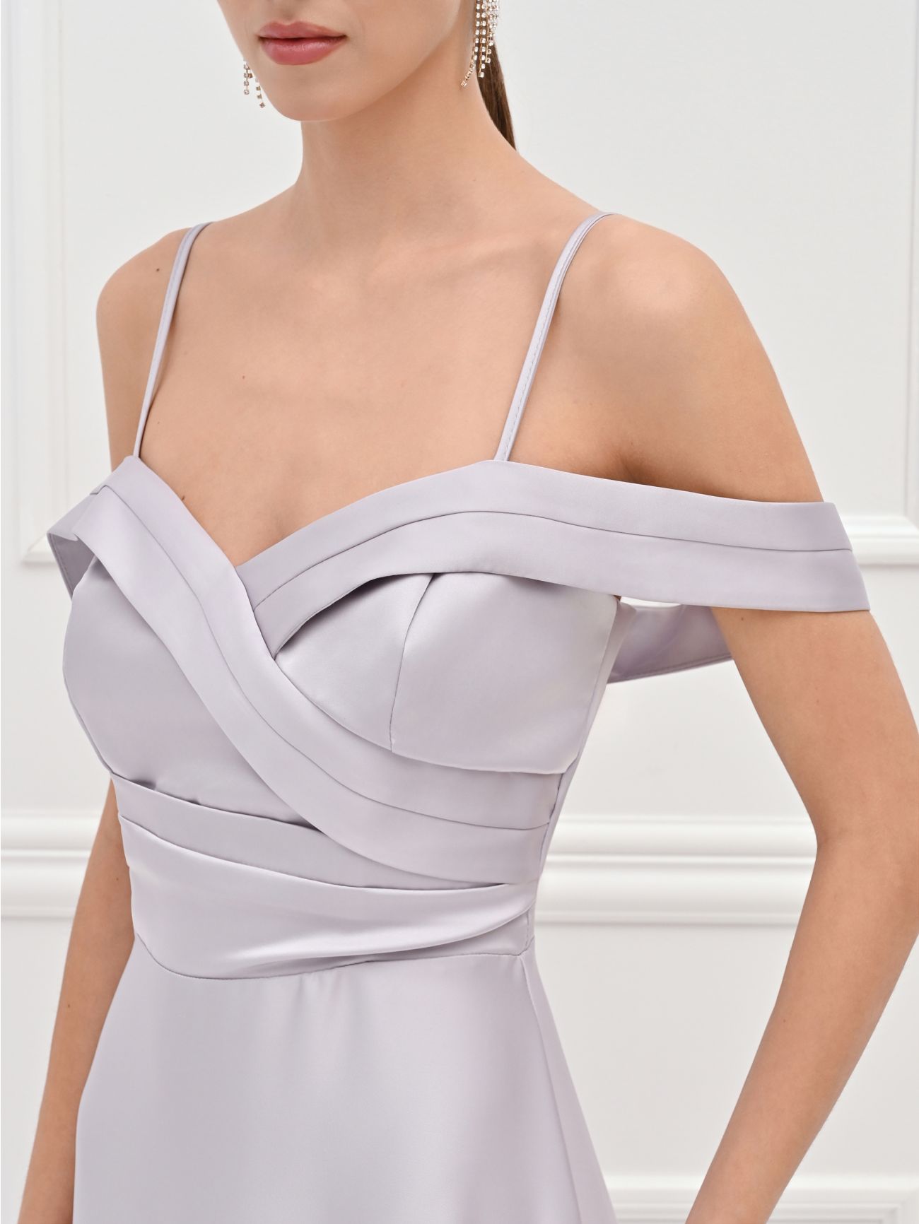 Langes silberfarbenes Abendkleid mit drapiertem Ausschnitt in_i5