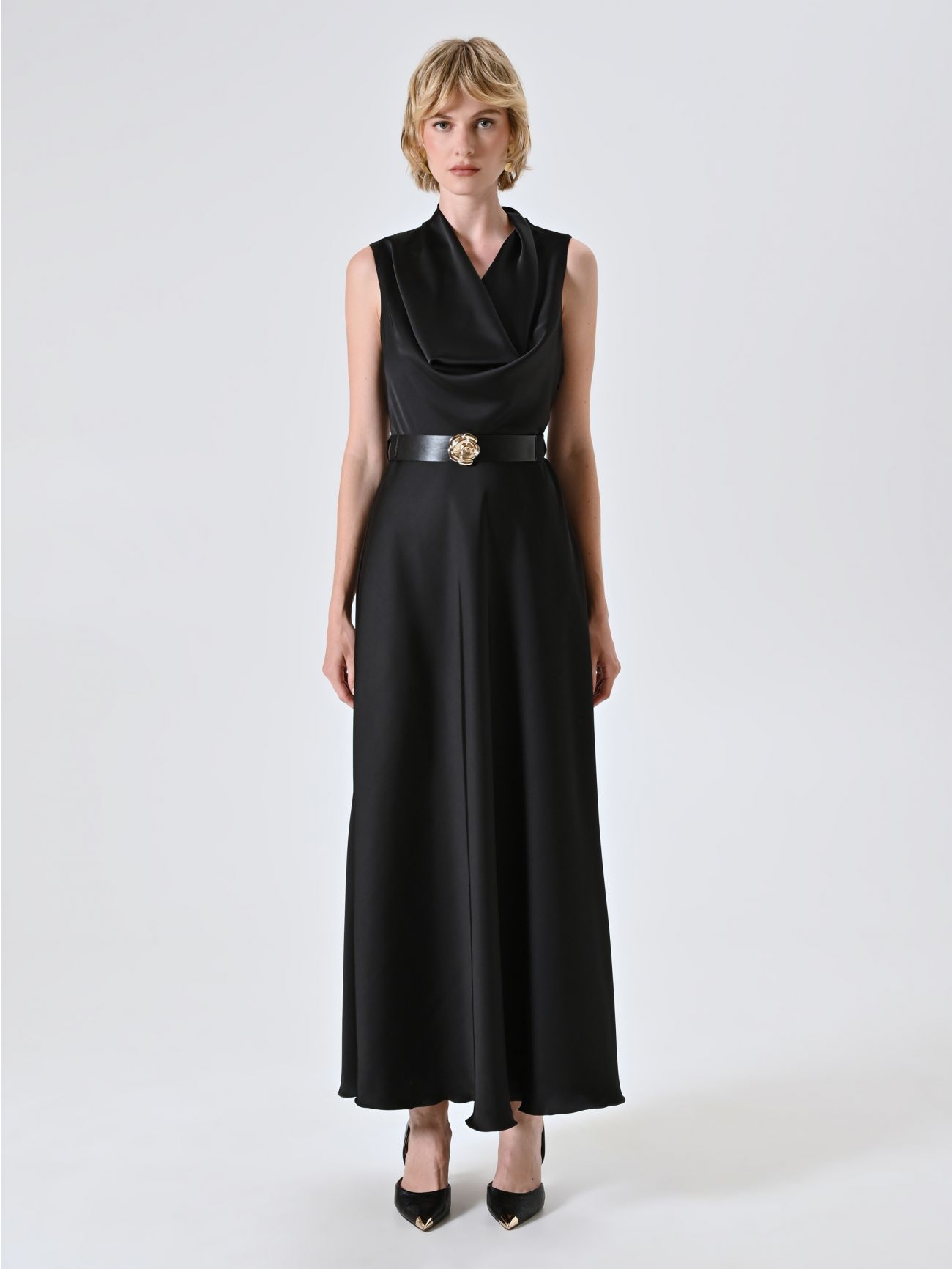 Robe longue en satin noir avec ceinture det_1