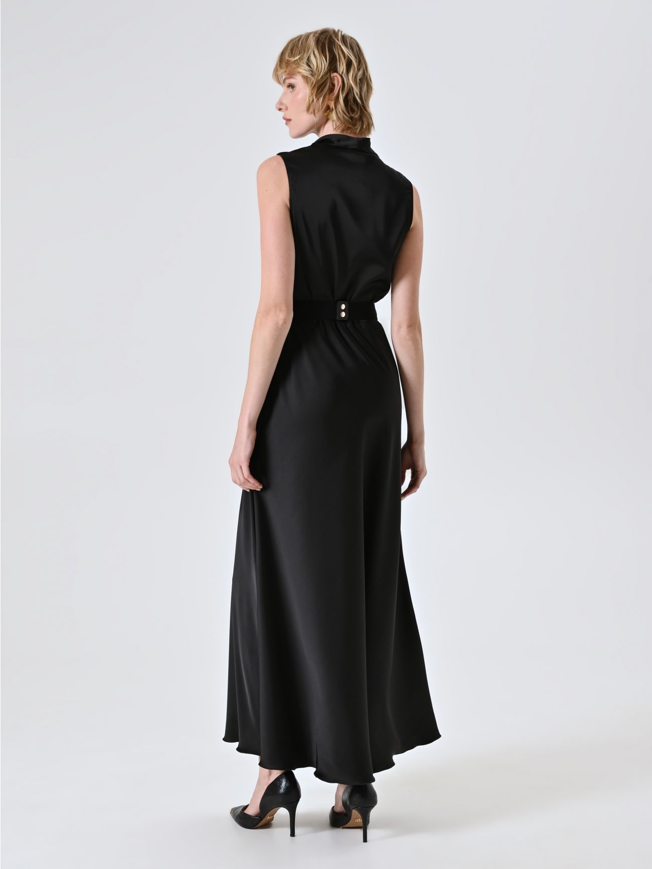 Abito Lungo in Raso Nero con Cintura Design det_3
